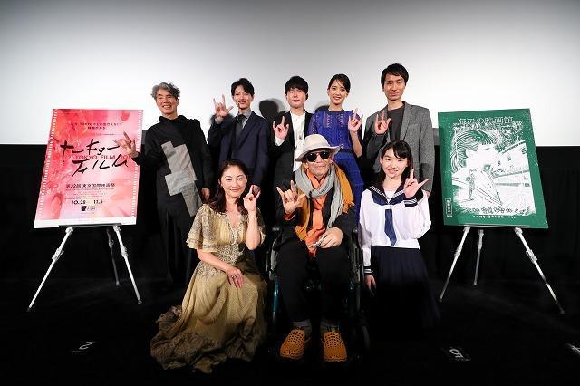 大林宣彥(前排中)前年帶著作品《電影藏寶盒》在東京影展現身,隔年因肺癌病逝。(翻攝自東京國際影展官網)