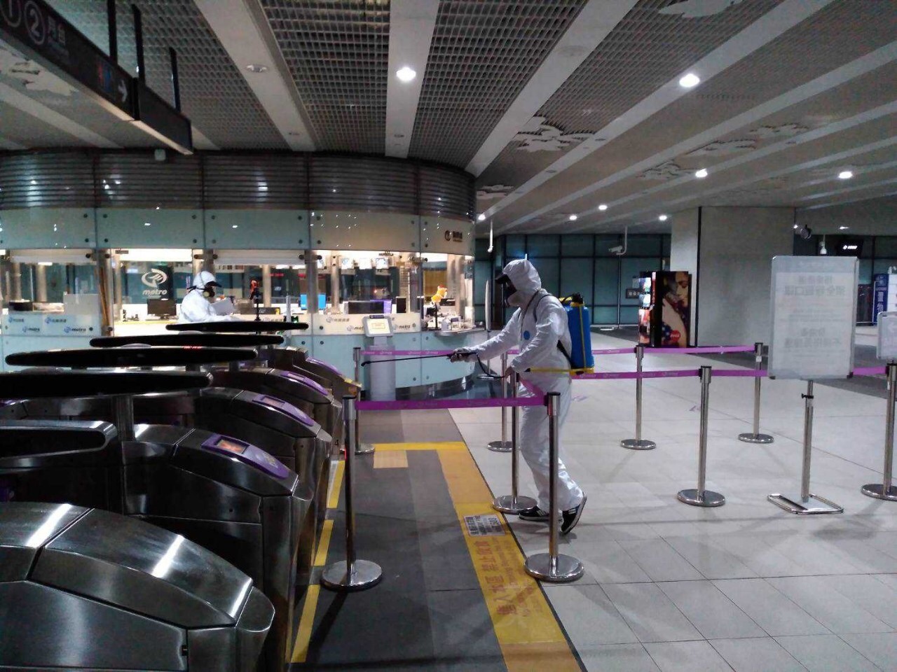 桃捷公司已於昨（18日）結束營運時間後，進行A7車站全面清潔消毒。（桃捷提供）