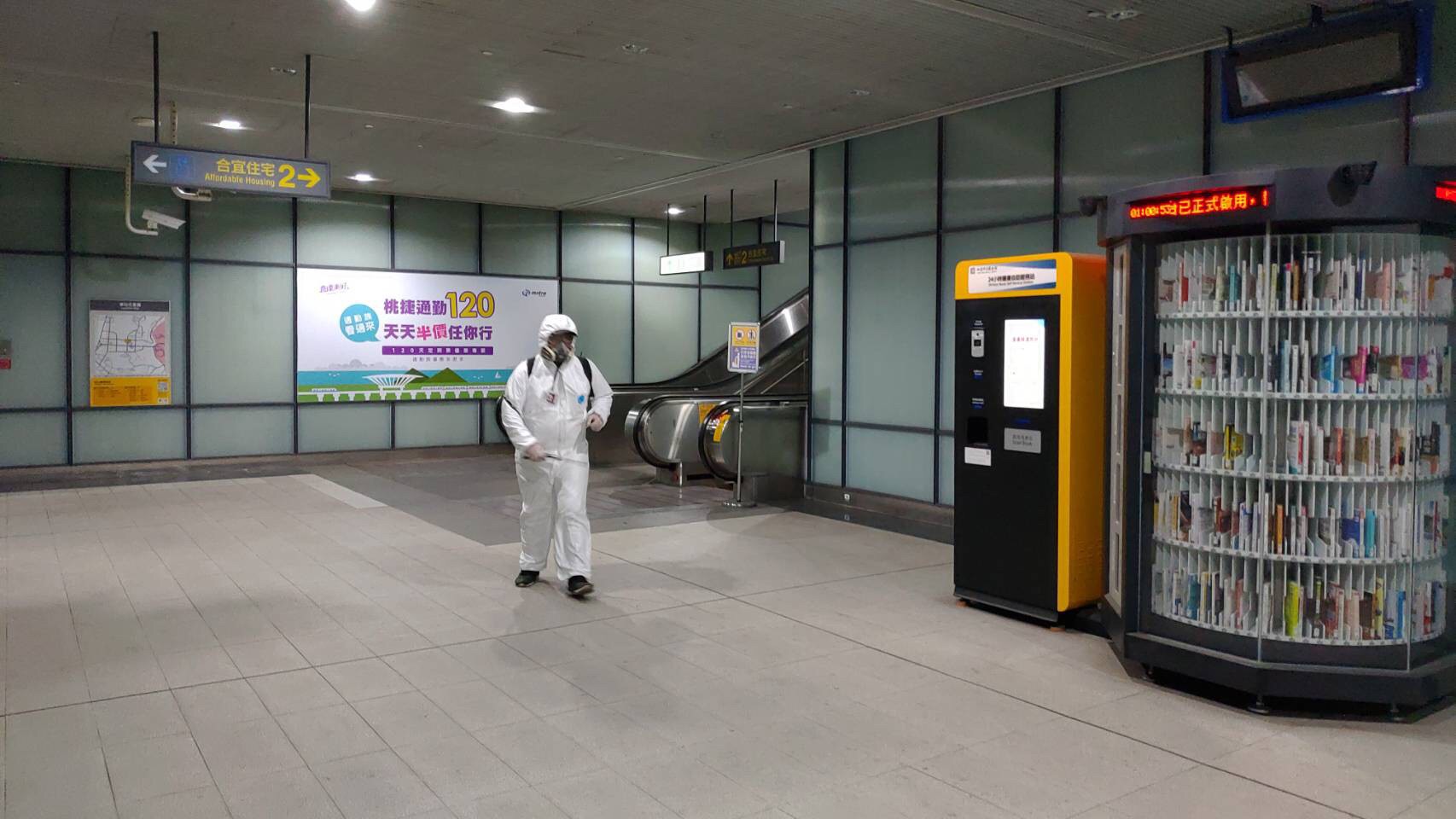 桃捷為加強防疫，今起全線車站旅客常接觸設備將加密每小時進行清潔消毒。（桃捷提供）