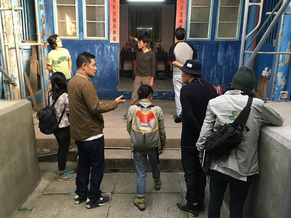 花谷秀文也親自到台灣老街,了解台灣過往建築的形式和特色。(米倉影業提供)