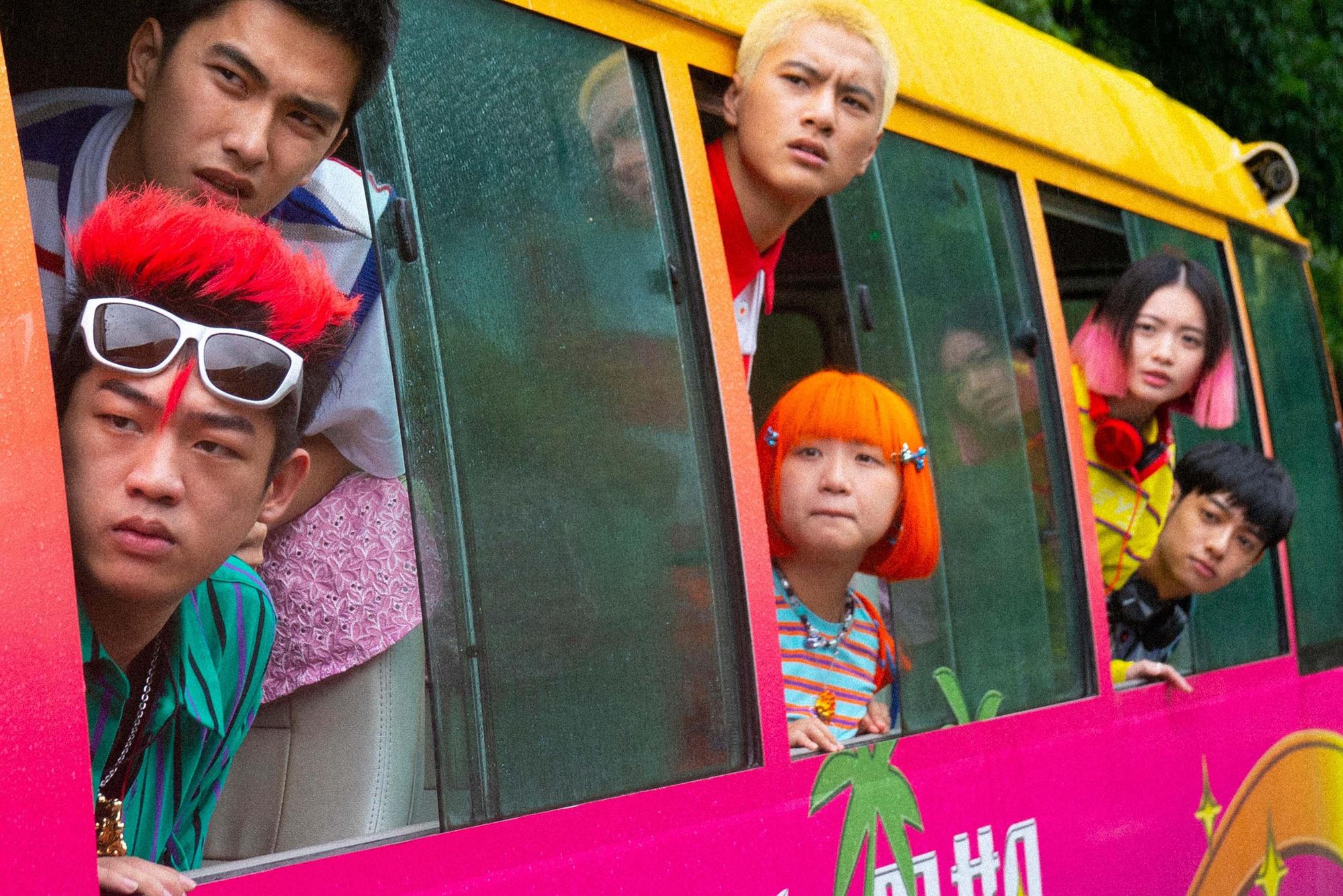 謝章穎(左一)與曾敬驊、劉修甫、詹宛儒等人一起演出短片《ME》。(喜鵲娛樂提供)