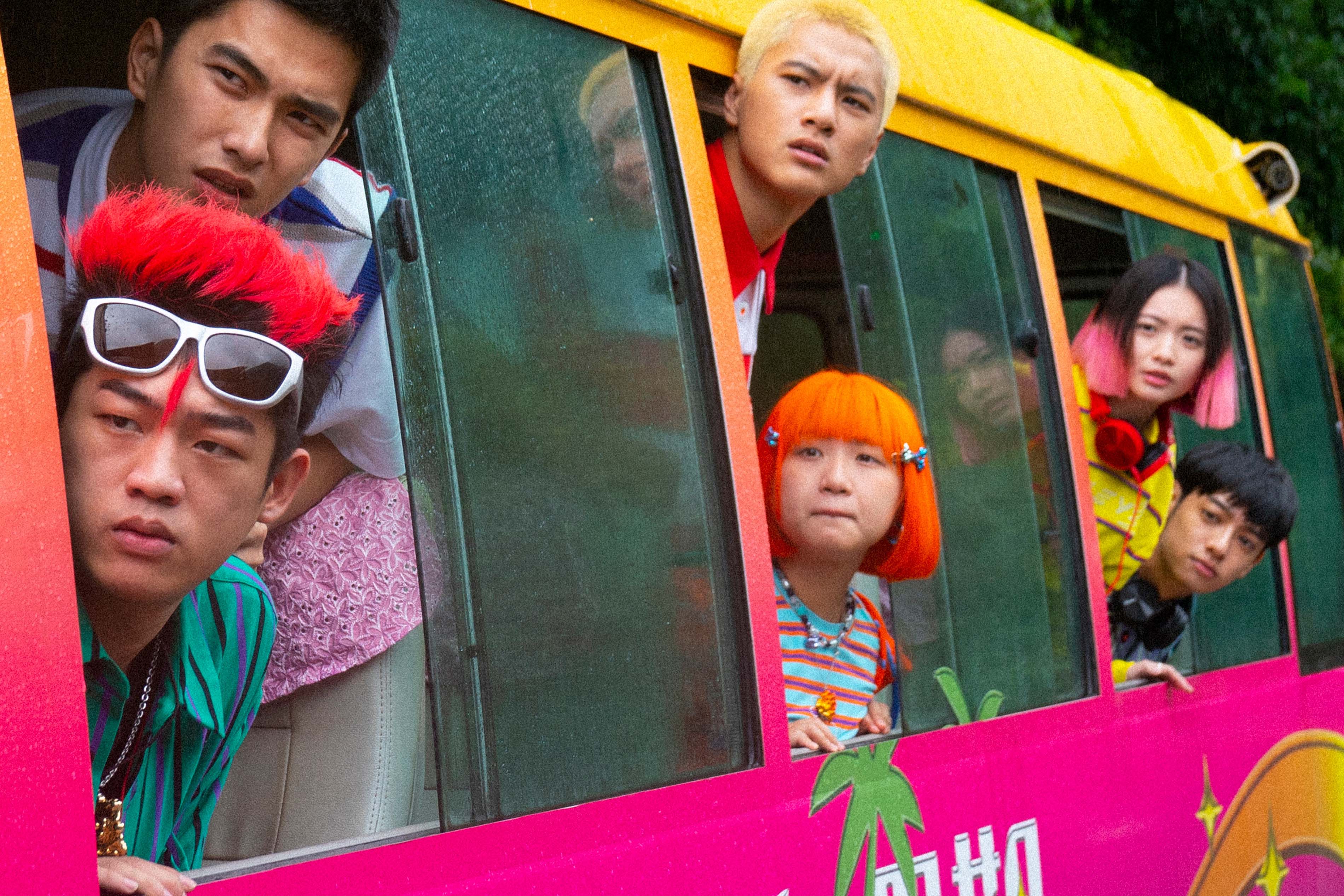 謝章穎（左一）與曾敬驊、劉修甫、詹宛儒等人一起演出短片《ME》。（喜鵲娛樂提供）