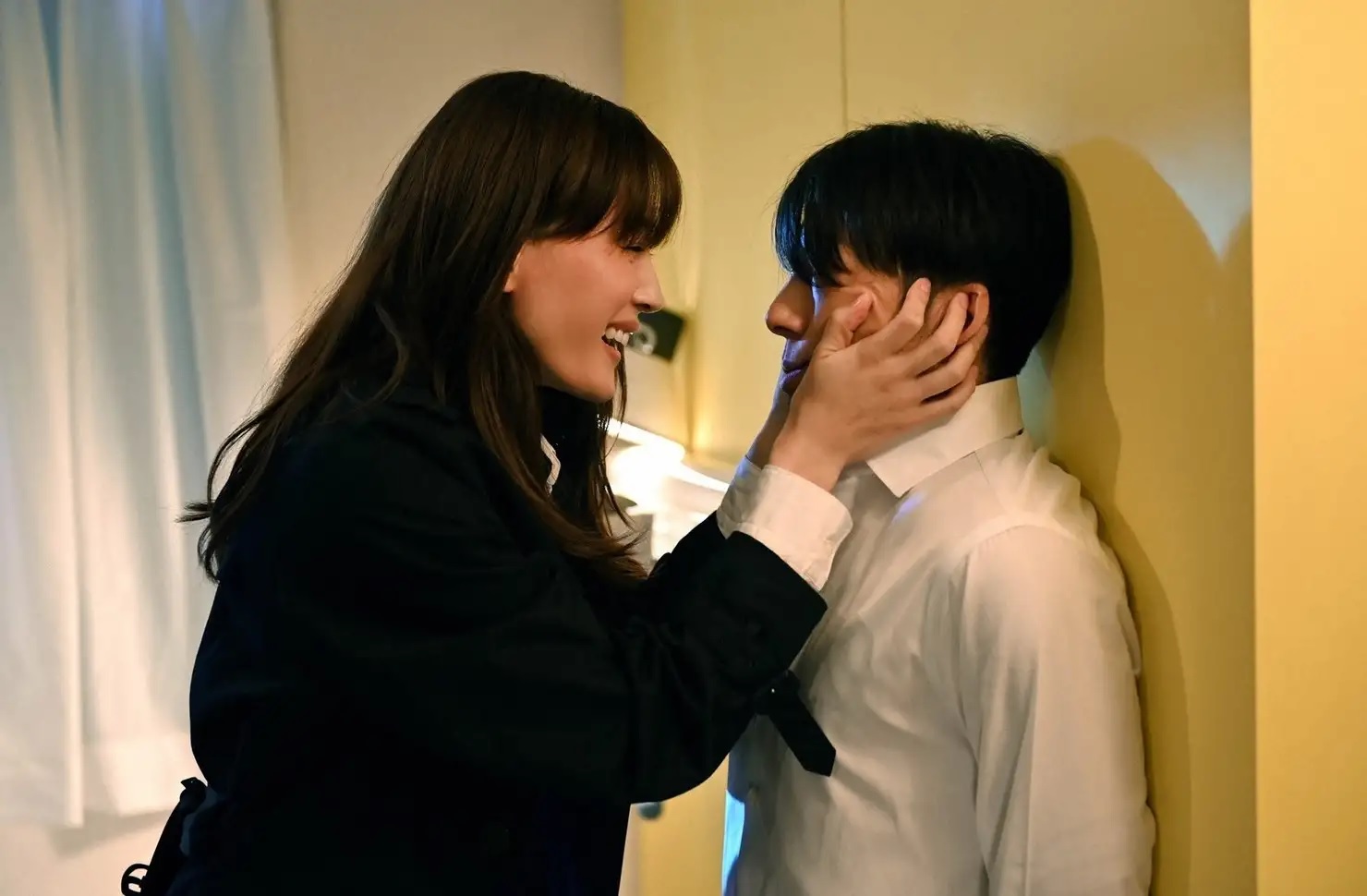 綾瀨遙（左）在新劇《天國與地獄》與高橋一生上演靈魂互換戲碼，入魂變態殺人魔讓觀眾起雞皮疙瘩。（翻攝自TBS）