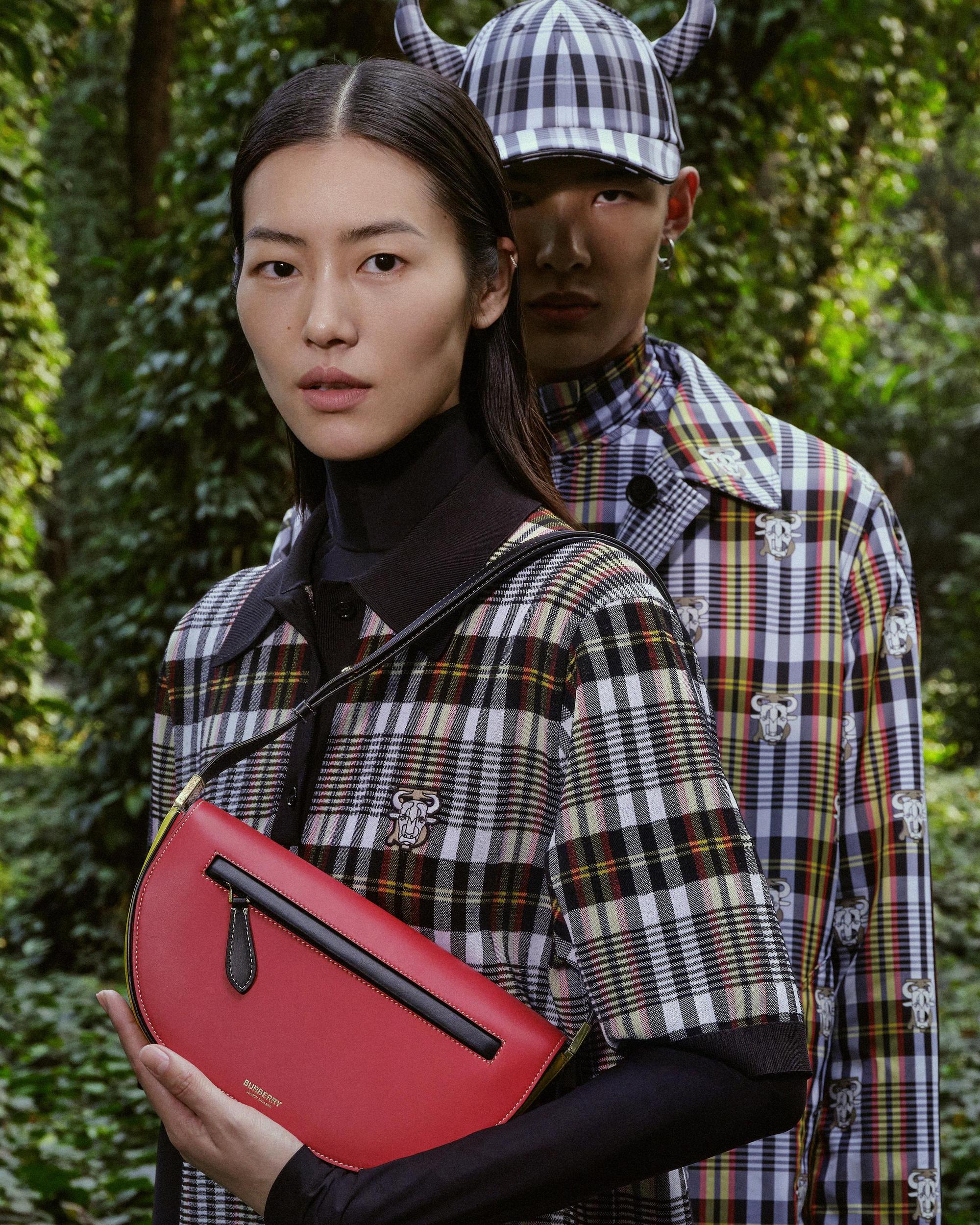 中國超模劉雯(左)、王相國(右)詮釋新春「金牛年」形象廣告。(BURBERRY提供)