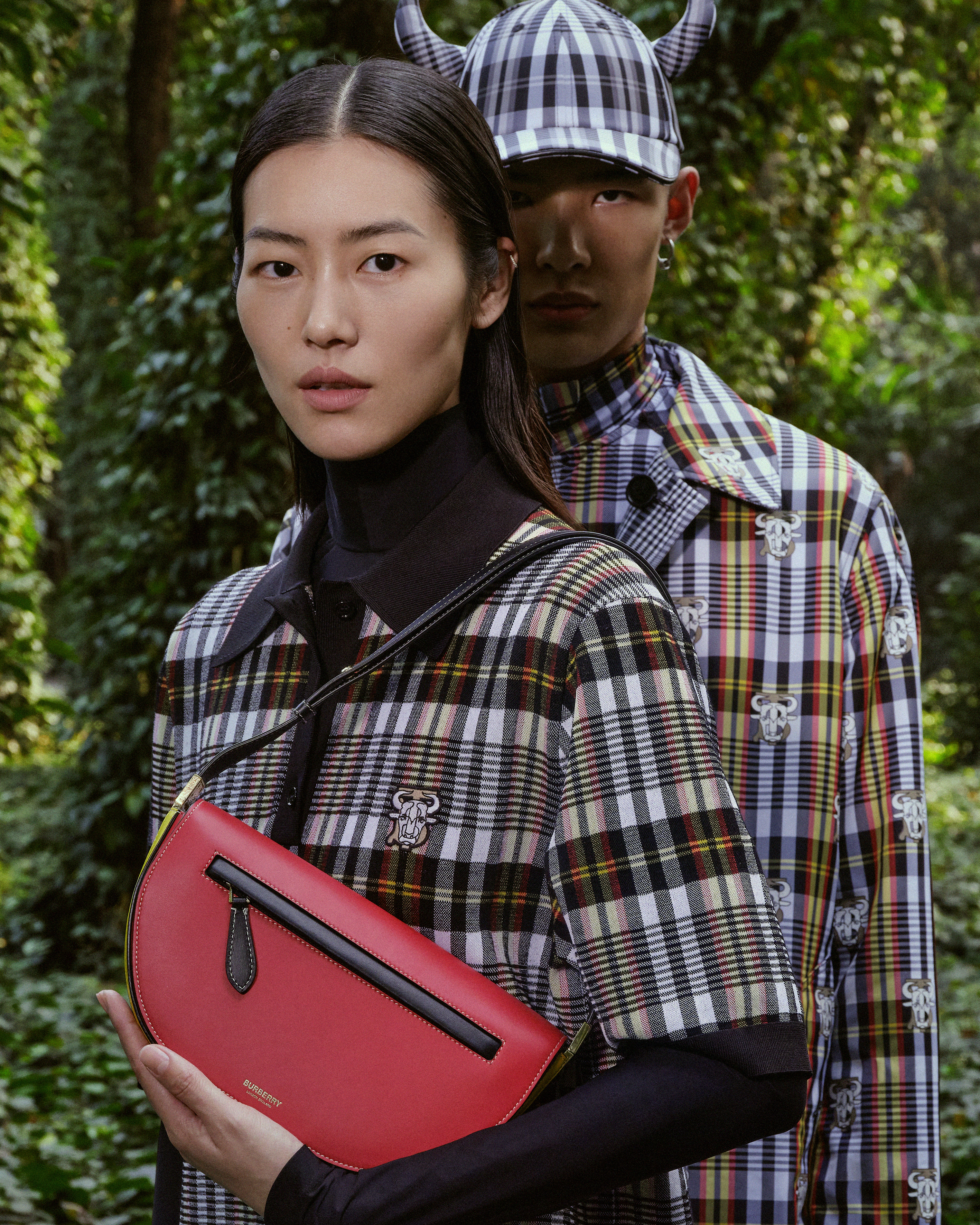 中國超模劉雯（左）、王相國（右）詮釋新春「金牛年」形象廣告。（BURBERRY提供）