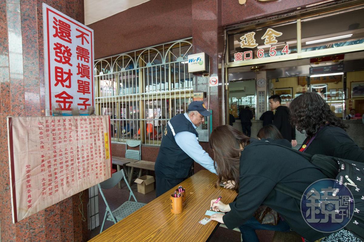 每年有60幾萬人到紫南宮求金,通常求金後,最慢在一年內會還金。(本刊資料照)