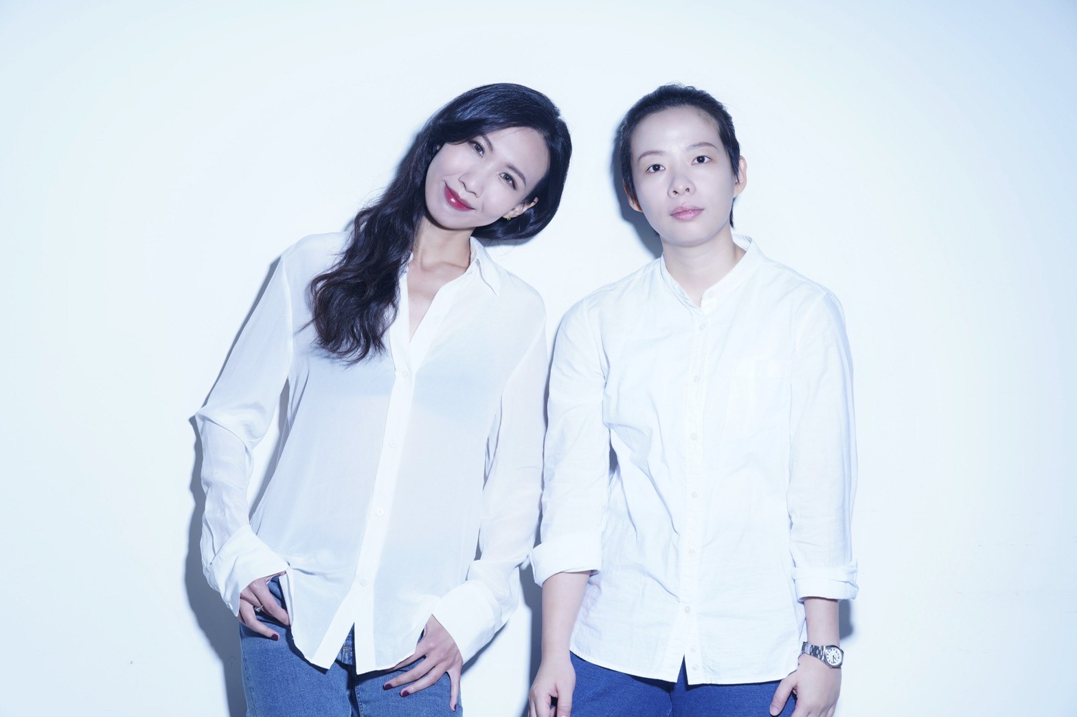 王安琪（左）與簡莉穎聯手推出舞台劇新作《愛在年老色衰前》，以時下都會女子「愛無能」的自嘲口吻，帶給觀眾一場愛欲血淚史。（大慕影藝提供）