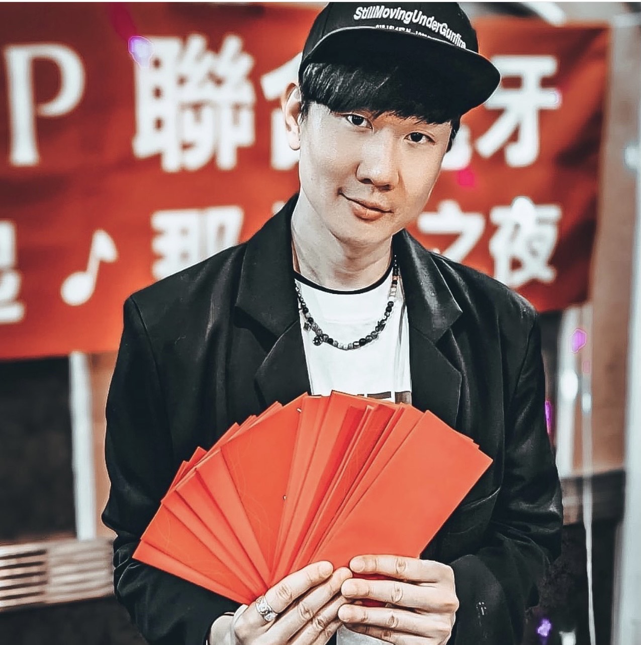 JJ林俊傑舉辦尾牙，秀出一疊紅包犒賞員工。  （圖／摘自林俊傑IG)