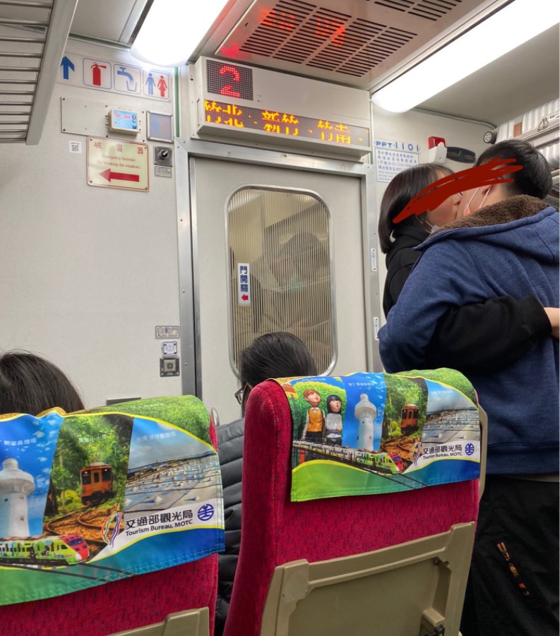 台鐵自強號上有一對情侶,在搭乘過程中拉下口罩,忘情擁吻長達5分鐘,引發網友討論。(翻攝自Dcard)