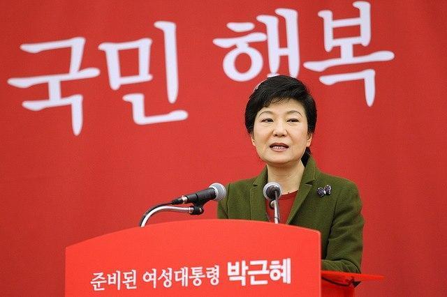 韓國前總統朴槿惠與武漢肺炎確診者搭乘同台車輛戒送就醫。（翻攝自朴槿惠推特）