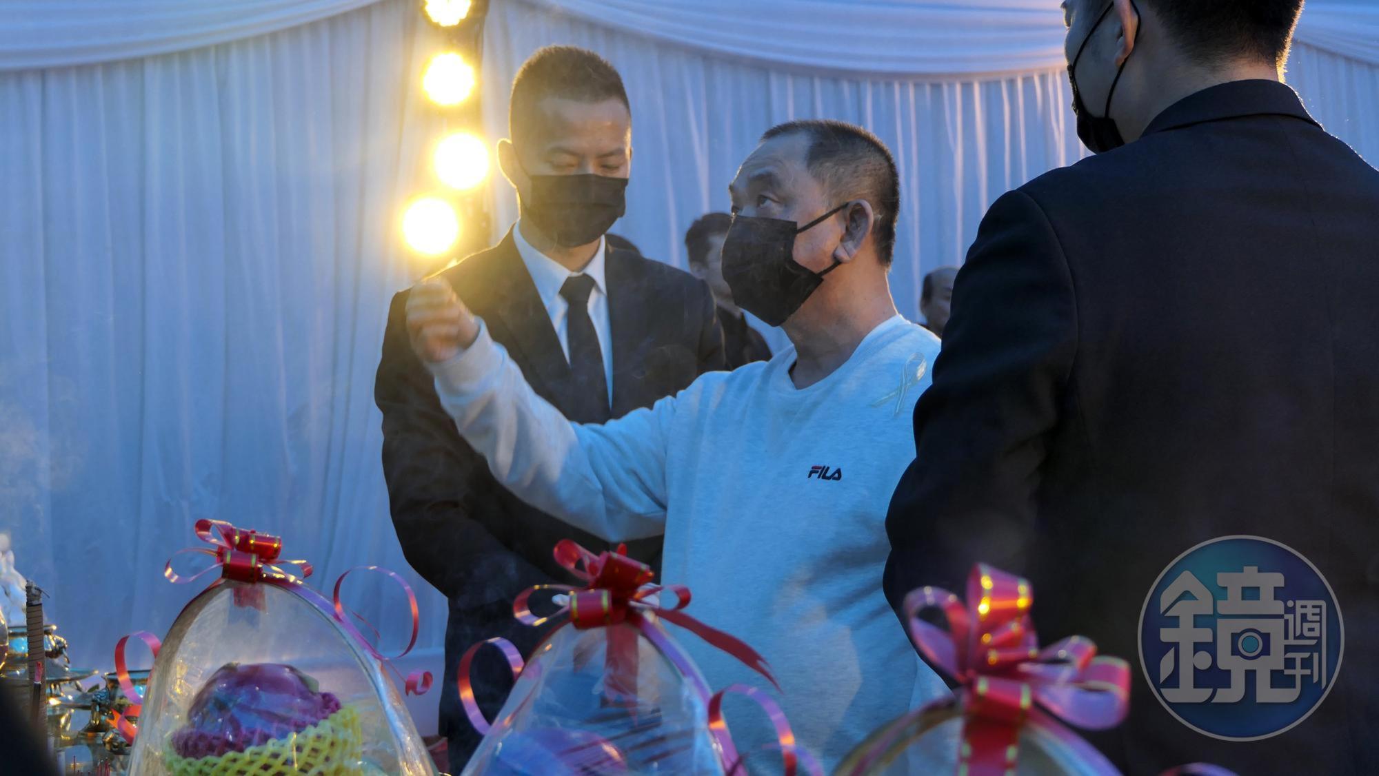 陳盈助日前帶領一群黑衣人,到嘉義地方幫派「黃昏市場幫」老大洪鴻彬的靈堂前致意。(讀者提供)
