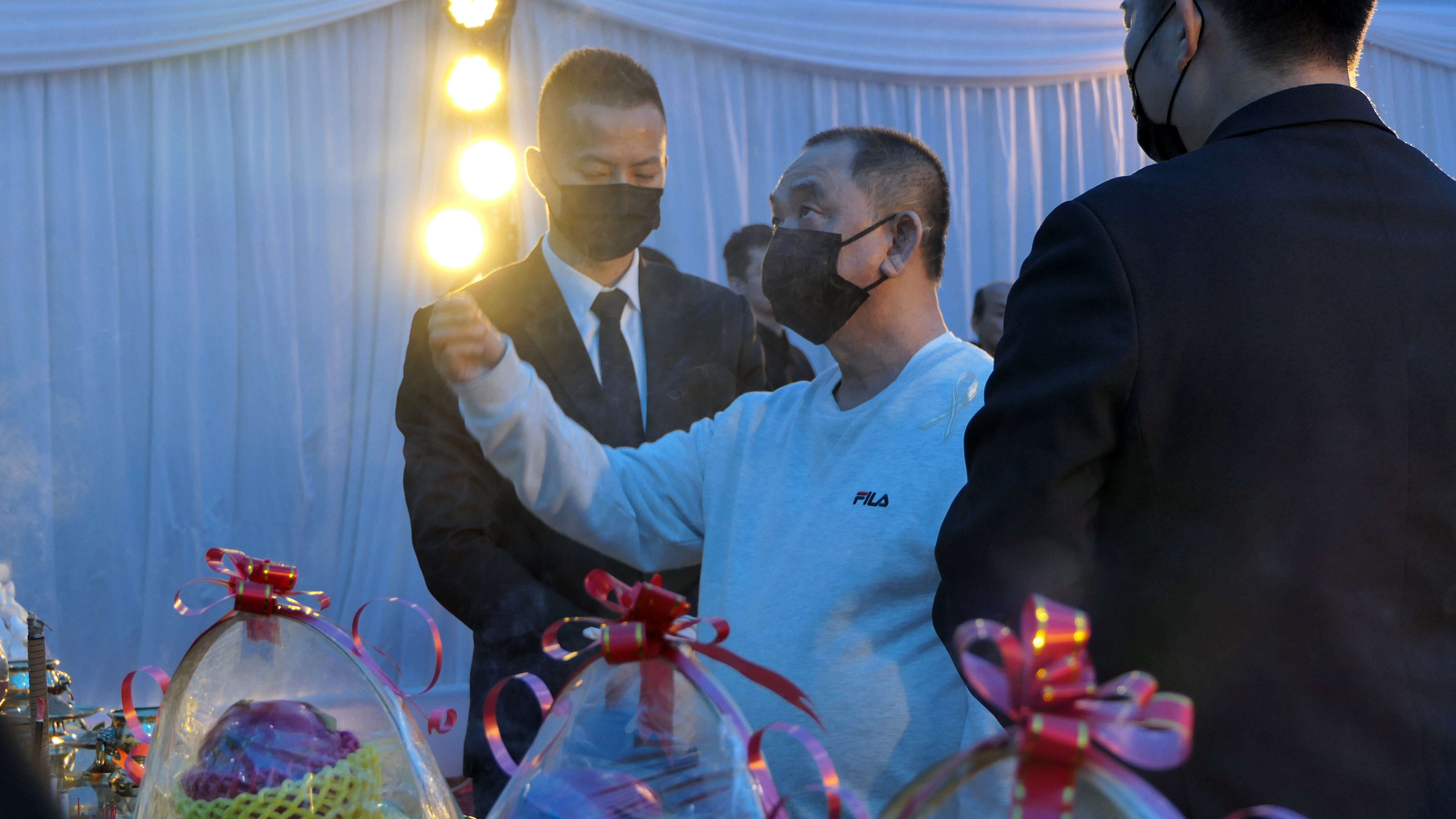 陳盈助日前帶領一群黑衣人，到嘉義地方幫派「黃昏市場幫」老大洪鴻彬的靈堂前致意。（讀者提供）