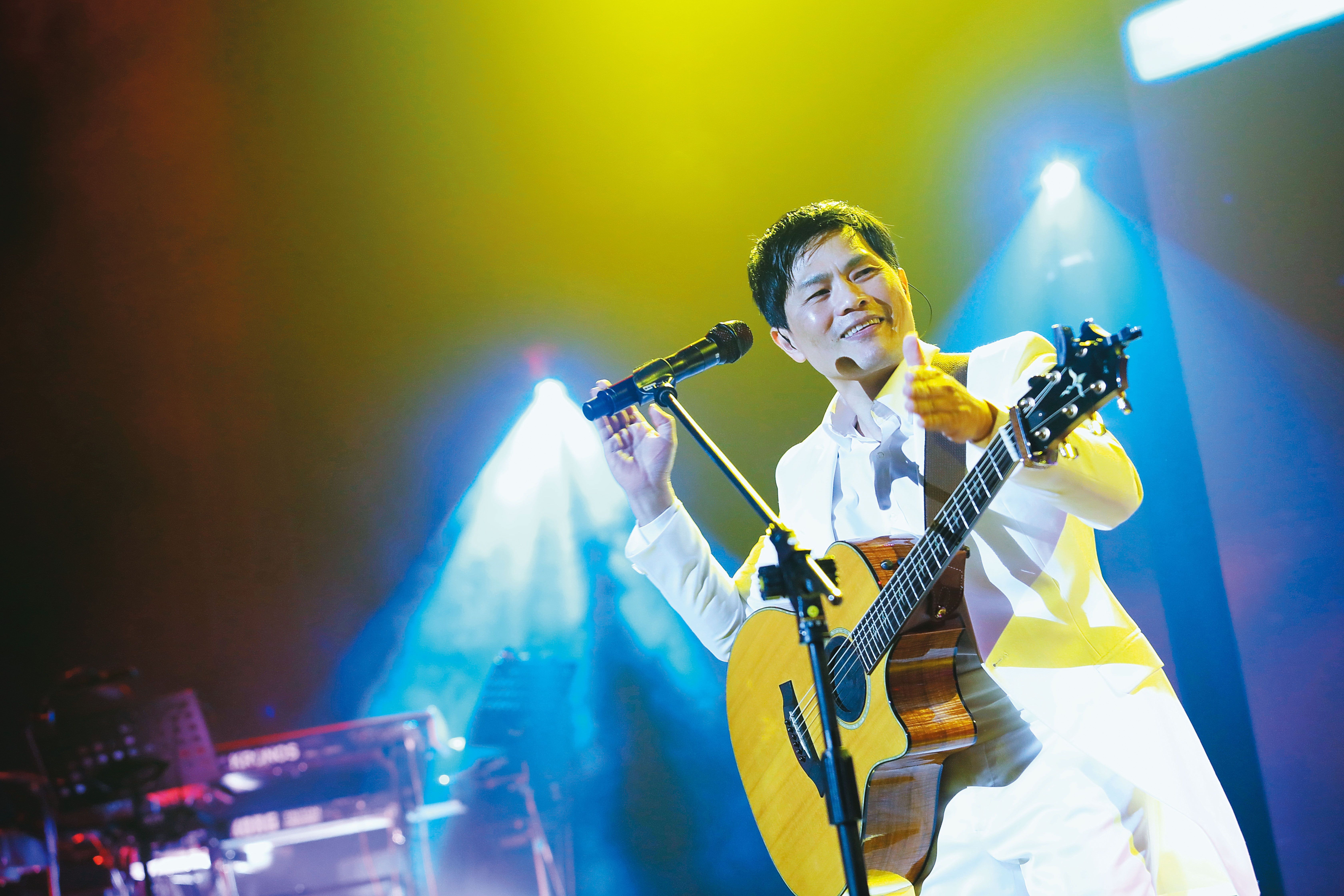 蘇明淵在個人演唱會上賣力演出，比起從前的「歌手蘇兒真」，他的演唱多了些內斂與滄桑。