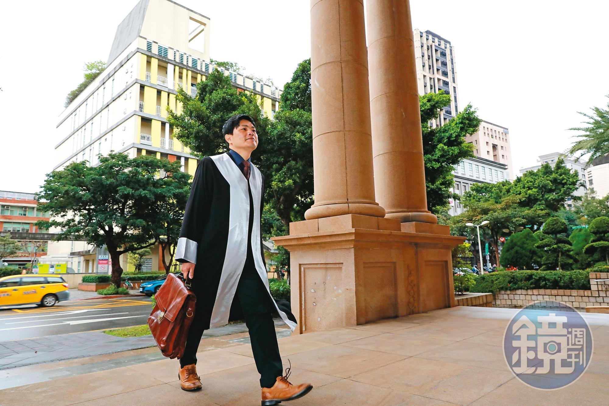 蘇明淵時常要為當事人上台北出庭。他還記得第一次穿上律師袍時，感覺很不真實，「我以前都穿打歌服上舞台，現在好像穿戲服跑龍套。」