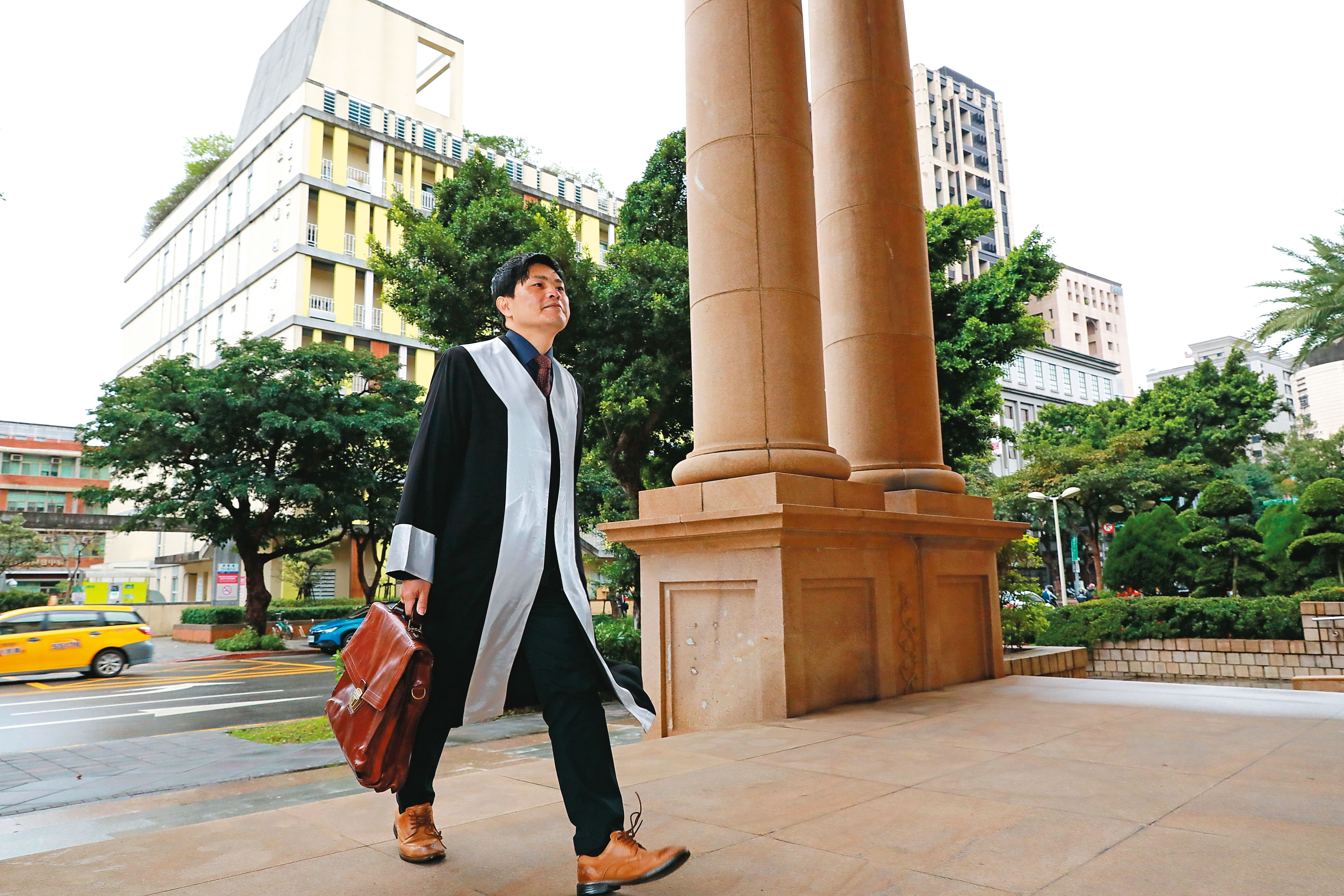 蘇明淵時常要為當事人上台北出庭。他還記得第一次穿上律師袍時，感覺很不真實，「我以前都穿打歌服上舞台，現在好像穿戲服跑龍套。」