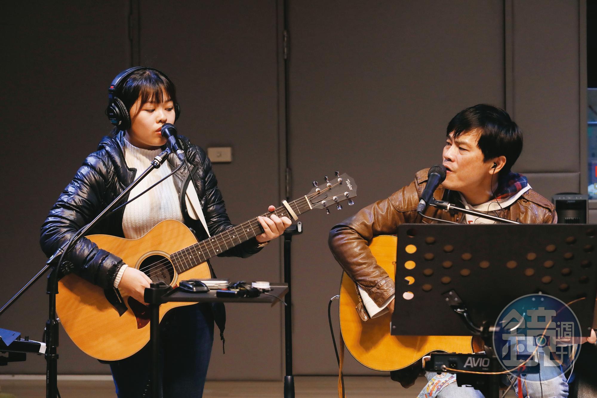 演唱會上，蘇明淵（右）安排有音樂天分的小女兒（左）同台，他讓女兒主唱，自己擔任合音伴奏。