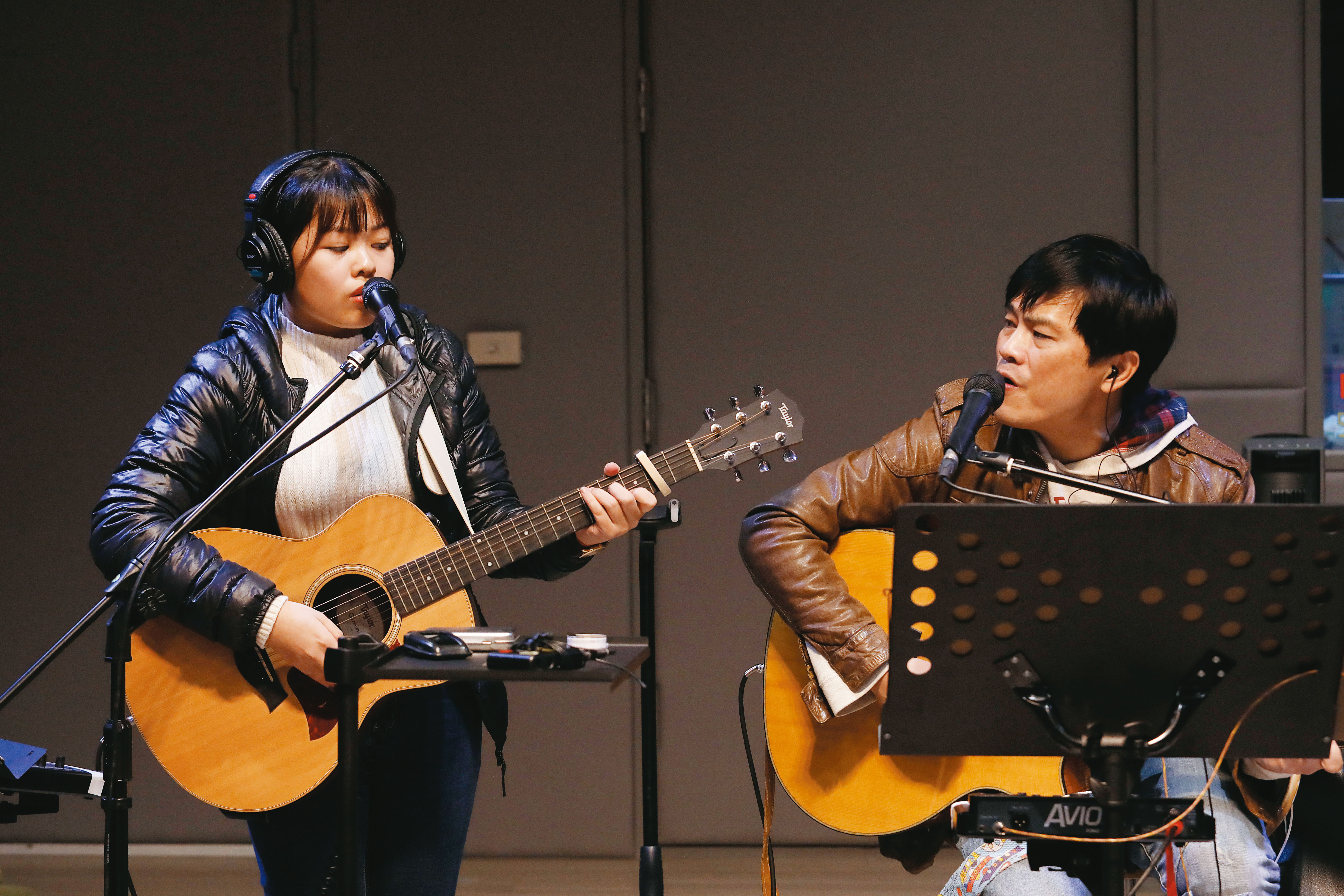 演唱會上，蘇明淵（右）安排有音樂天分的小女兒（左）同台，他讓女兒主唱，自己擔任合音伴奏。