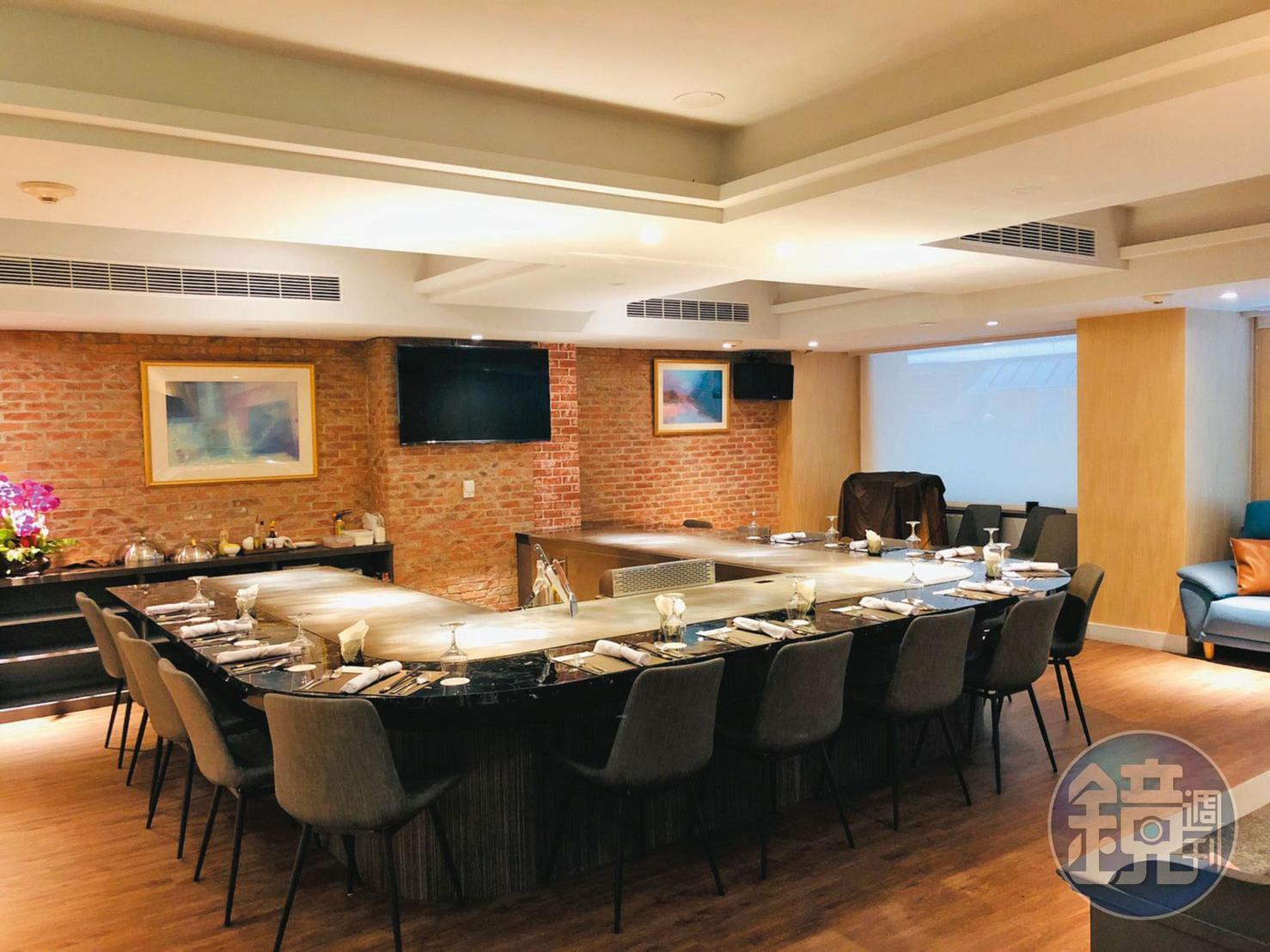 位在台北華國大飯店1樓的興鐵板燒，設有6間包廂，均附歡唱設備。