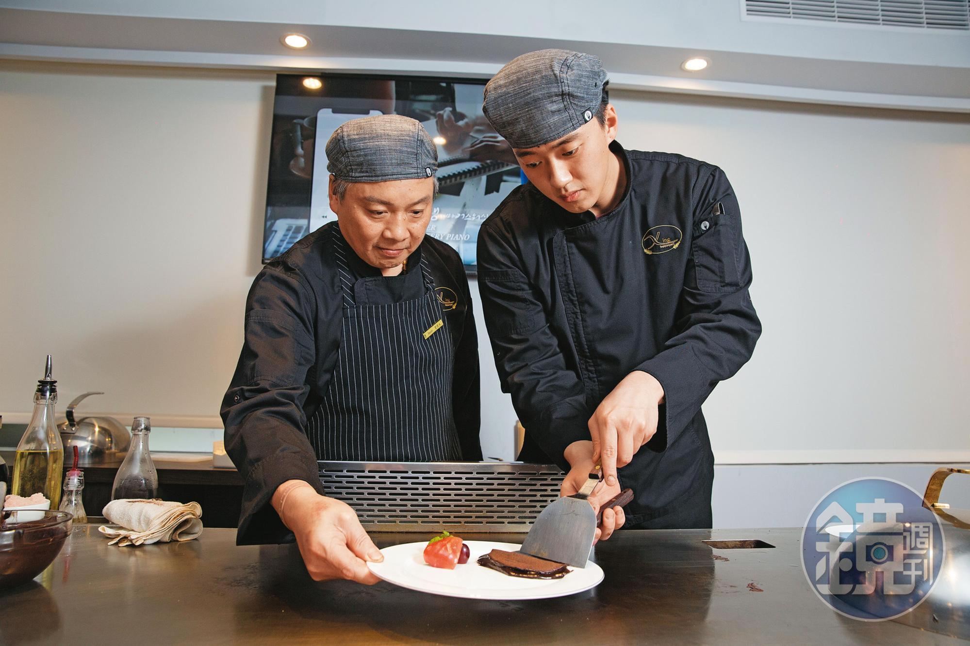 阿興師（左）的兒子（右）這2年也跟在他身邊學功夫，可獨立完成甜點熔岩巧克力。