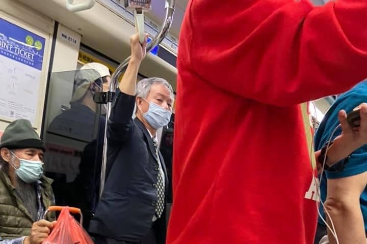 楊志良又被網友舉證「板南線上無罩講電話至少5分鐘」。（翻攝自臉書Emmy追劇時間）