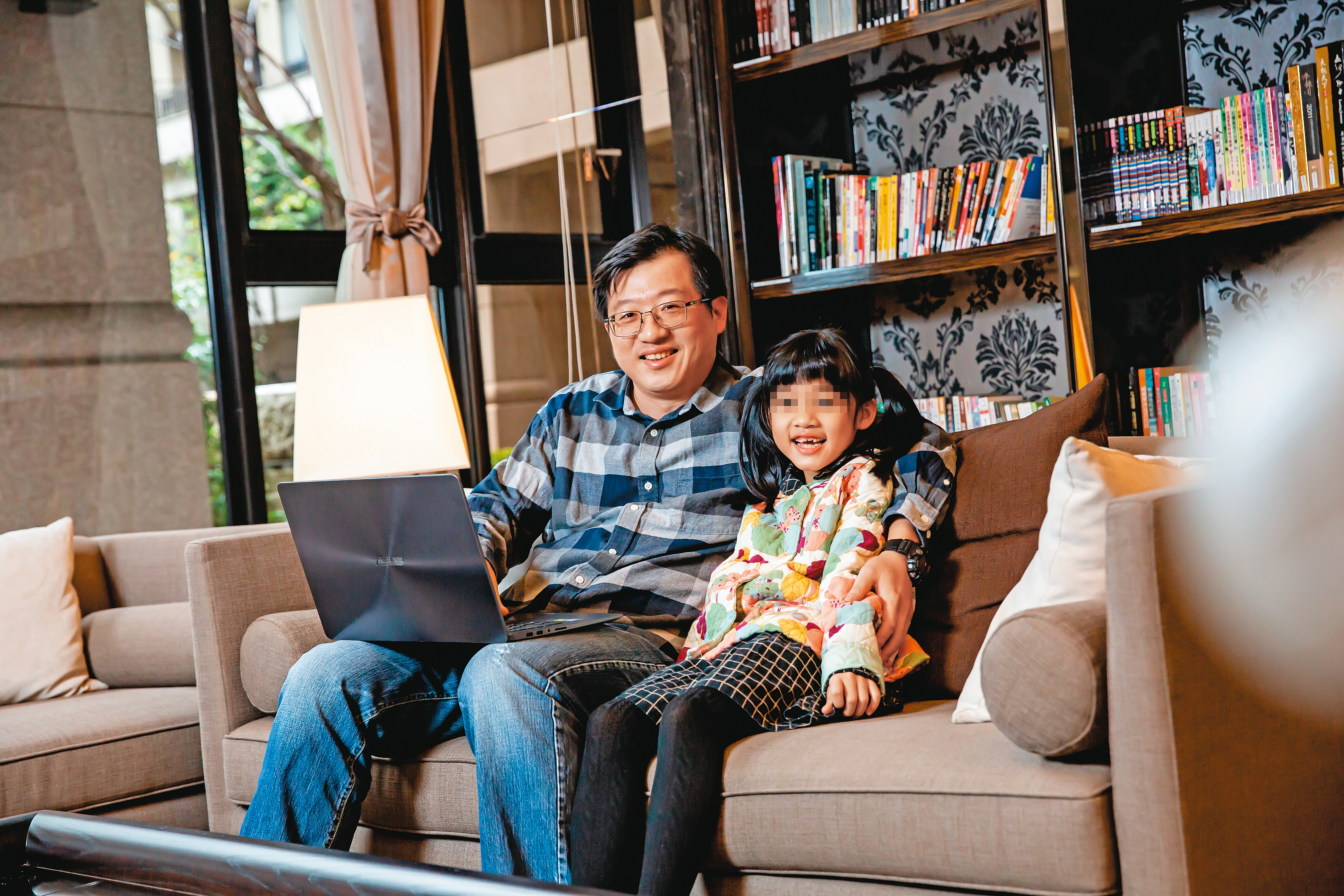 過去是窮忙上班族的羅仲良，因為股票翻轉人生，現在當起全職爸爸。