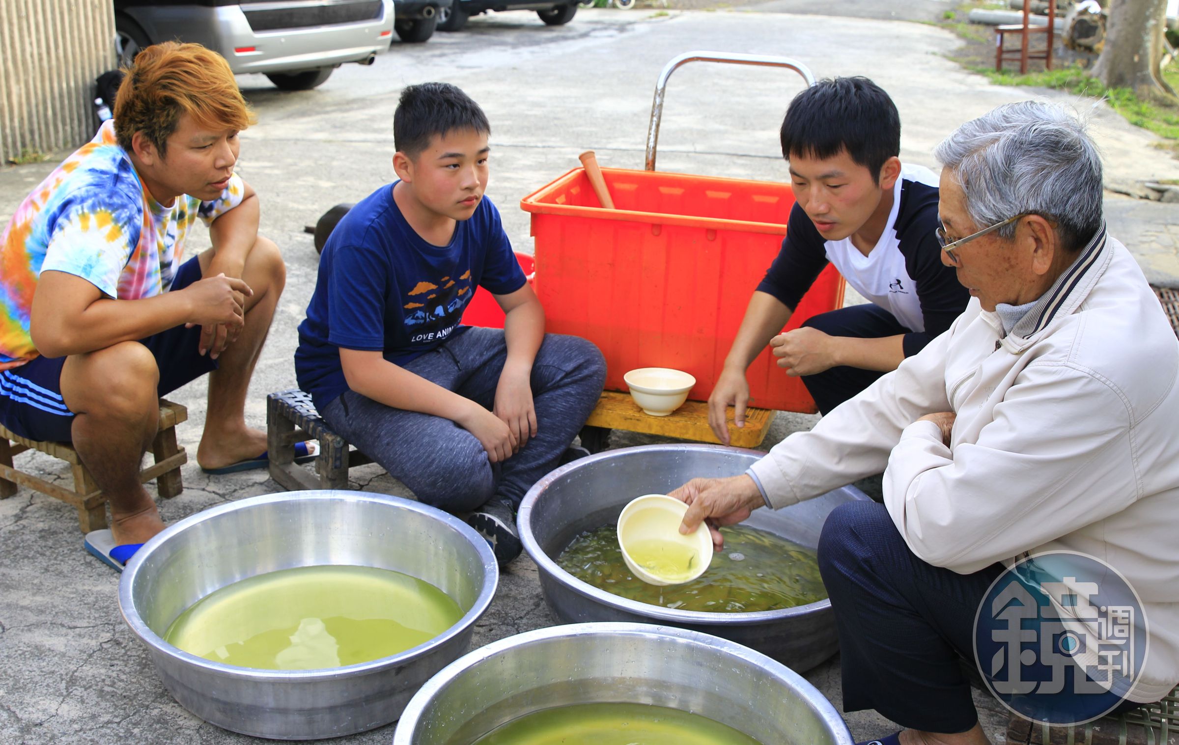 公視全新兒少節目《我家住海邊》 探尋台灣即將消失傳統漁法，蔡昌憲（右二）學「數魚歌」自曝歌唱自信被擊垮，連算數都成問題。（公視提供）