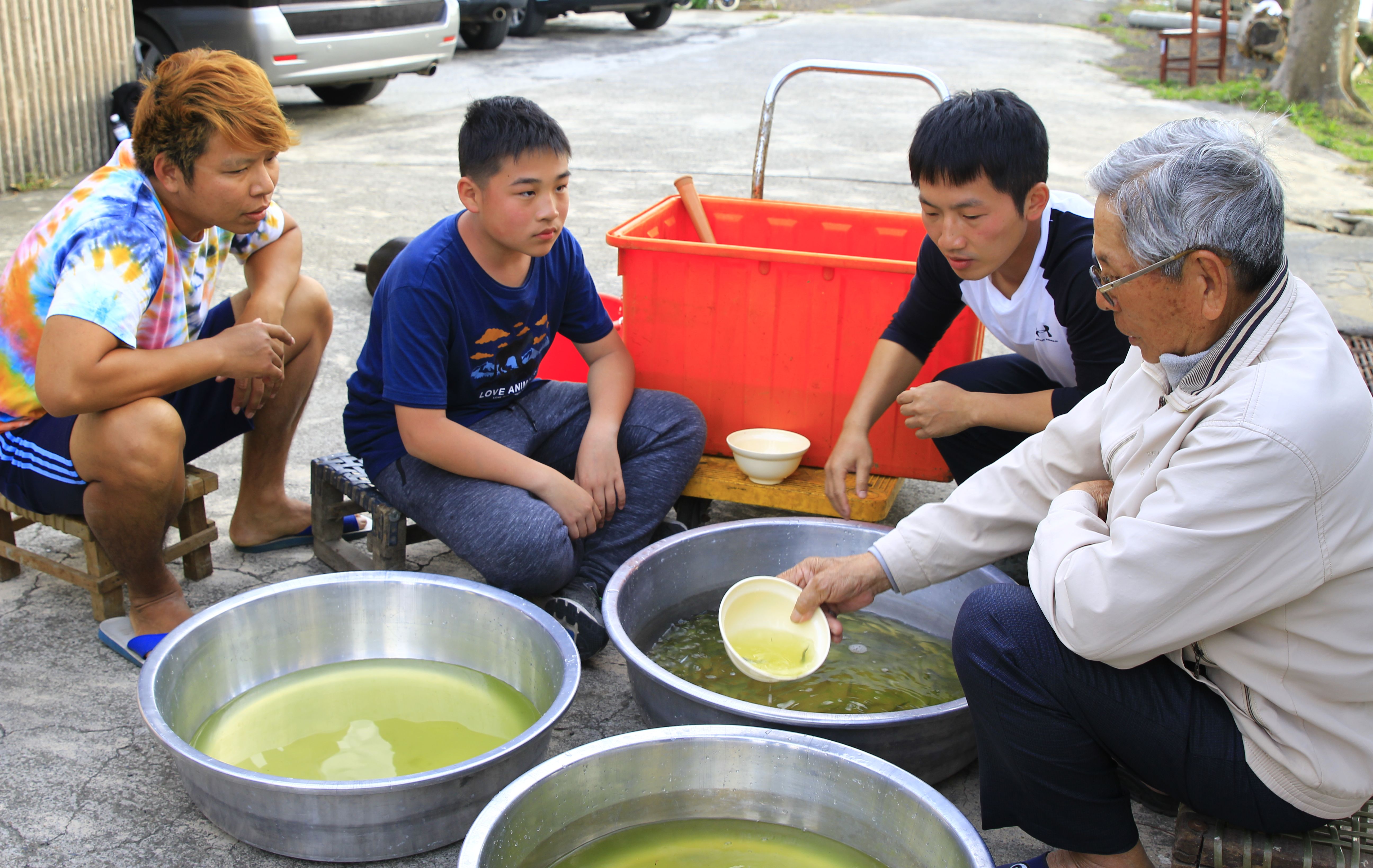 公視全新兒少節目《我家住海邊》 探尋台灣即將消失傳統漁法，蔡昌憲（右二）學「數魚歌」自曝歌唱自信被擊垮，連算數都成問題。（公視提供）