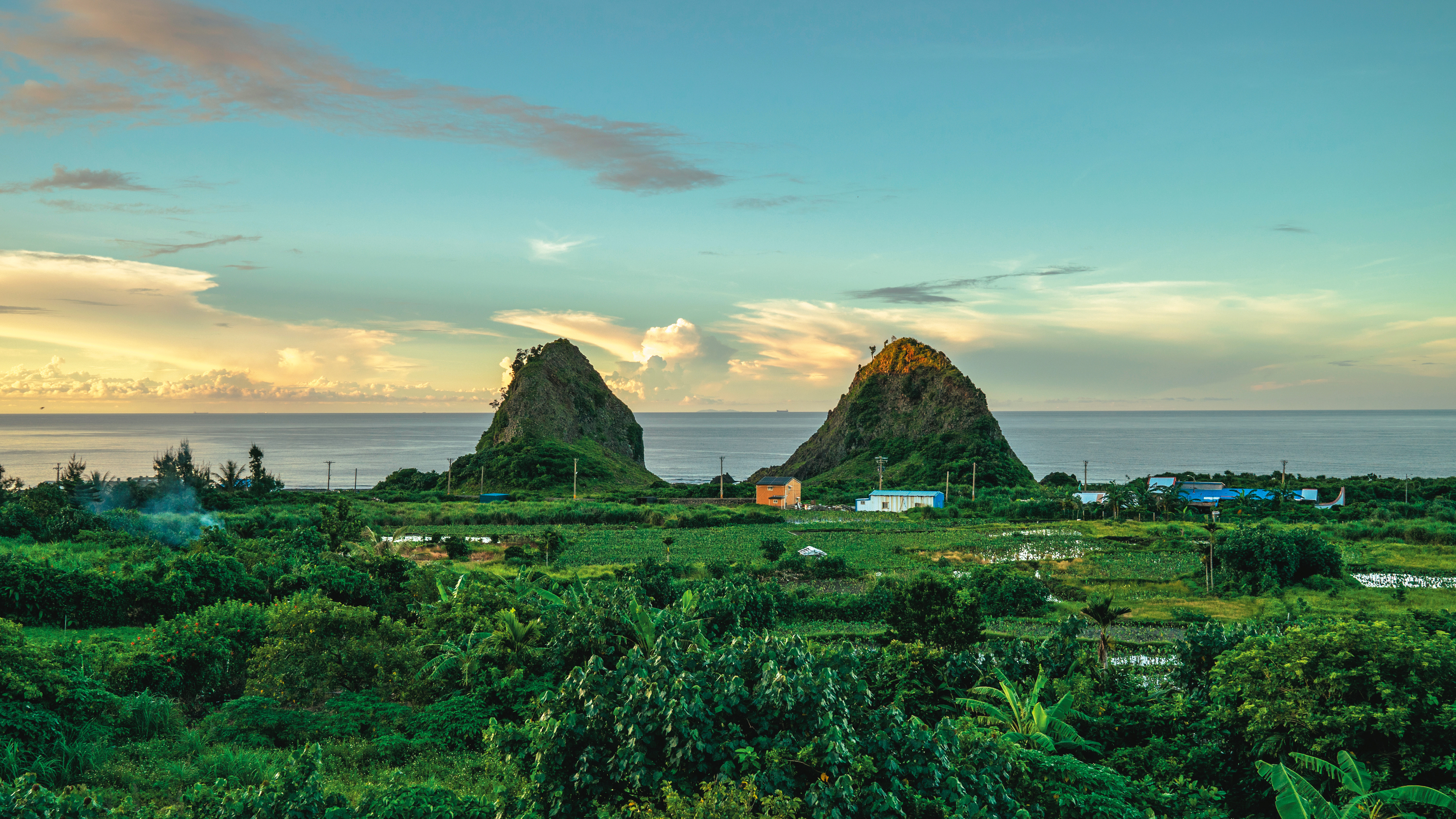 謝永泉家窗外就是朗島部落的山與海岸。（鄭宇騏攝）