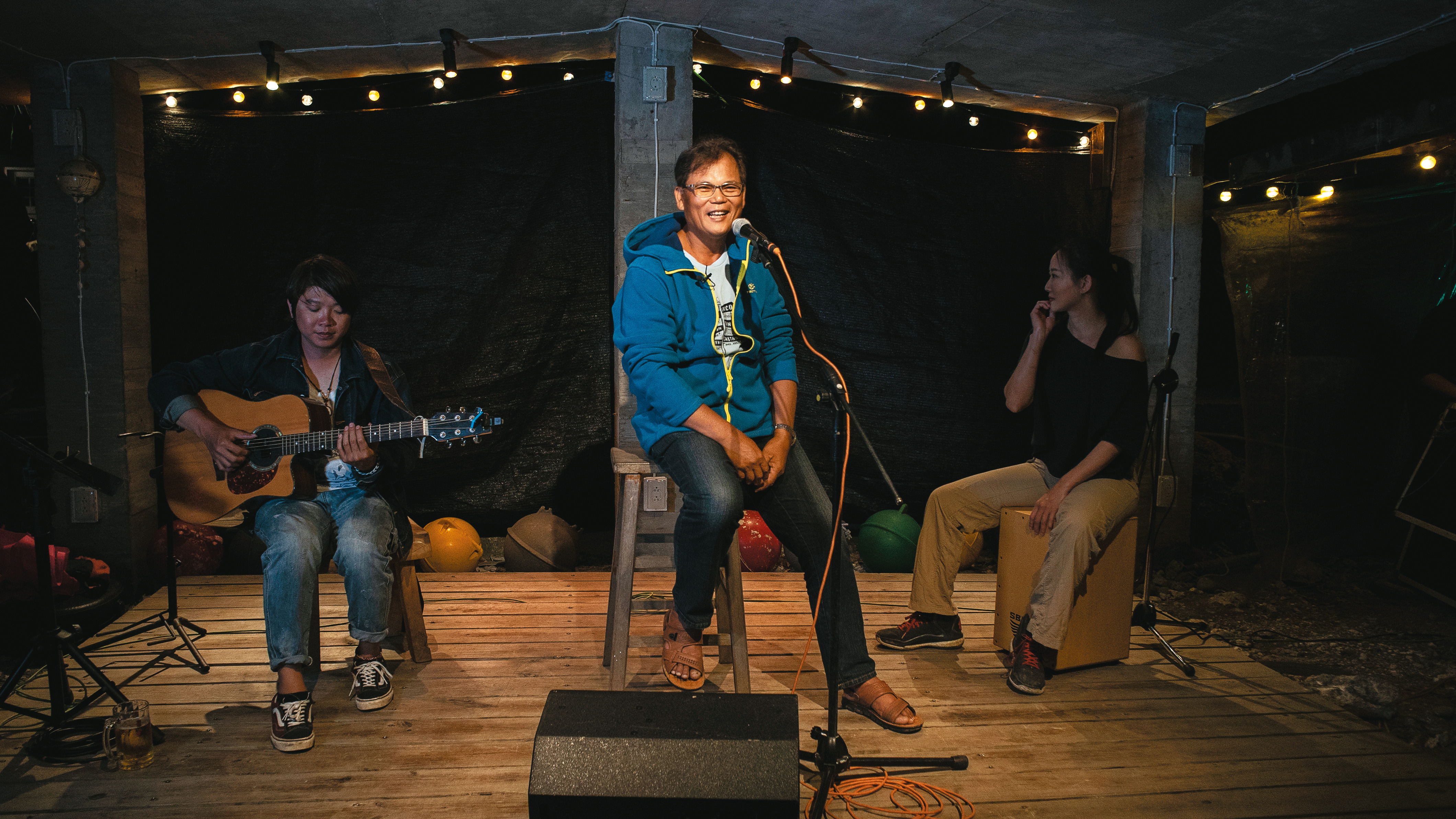 謝永泉在朗島海邊的酒吧獻唱。（鄭勝奕攝）