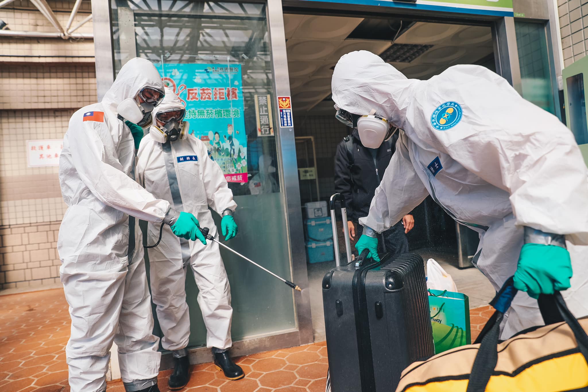 陸軍六軍團33化學兵群再次前往桃園醫院執行消毒作業。（軍聞社）