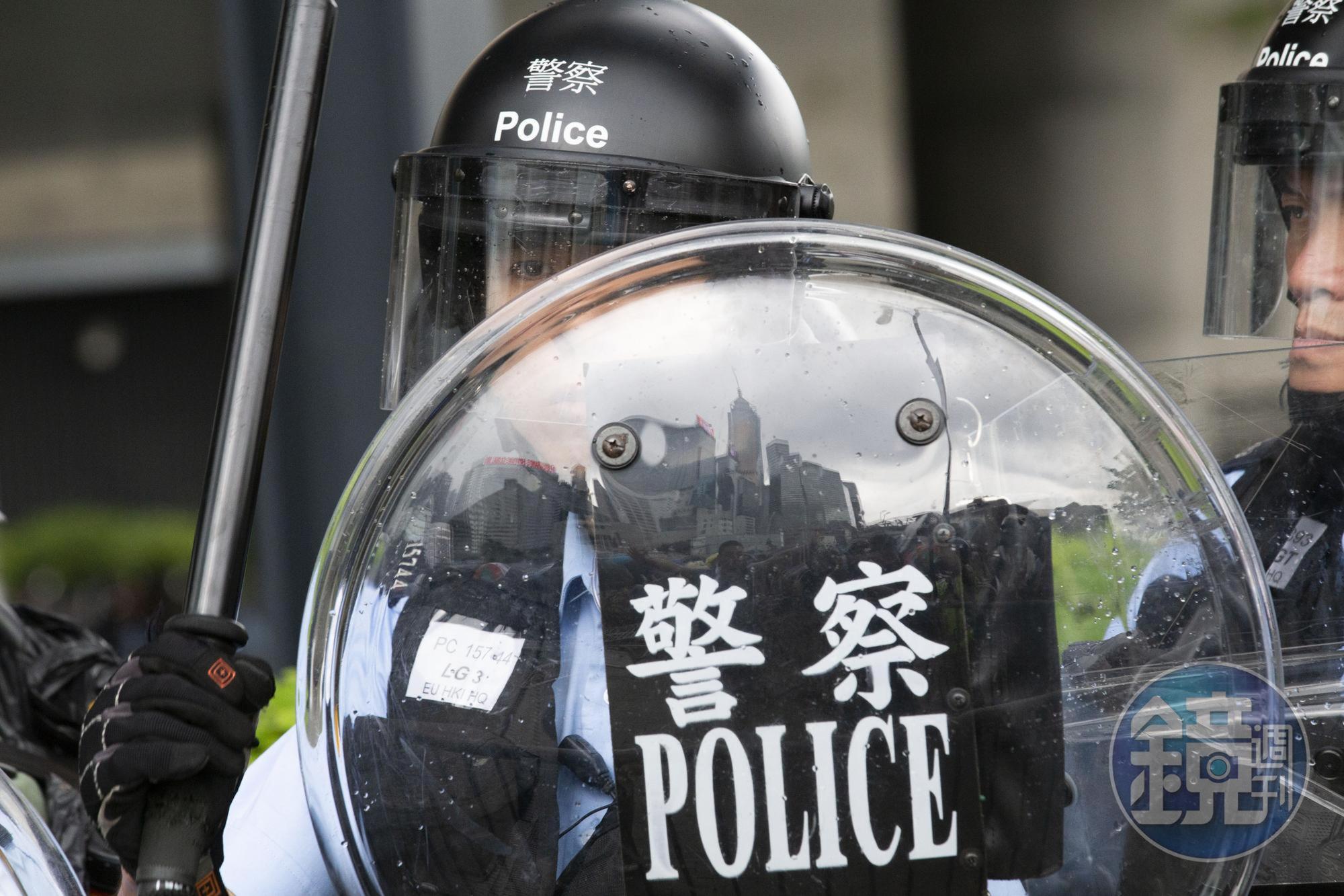 香港特區政府已對外發出公告,所有現職公務員都必須簽署聲明擁護基本法、效忠香港特區、盡忠職守和對特區政府負責,引發國際熱議。(本刊資料照)