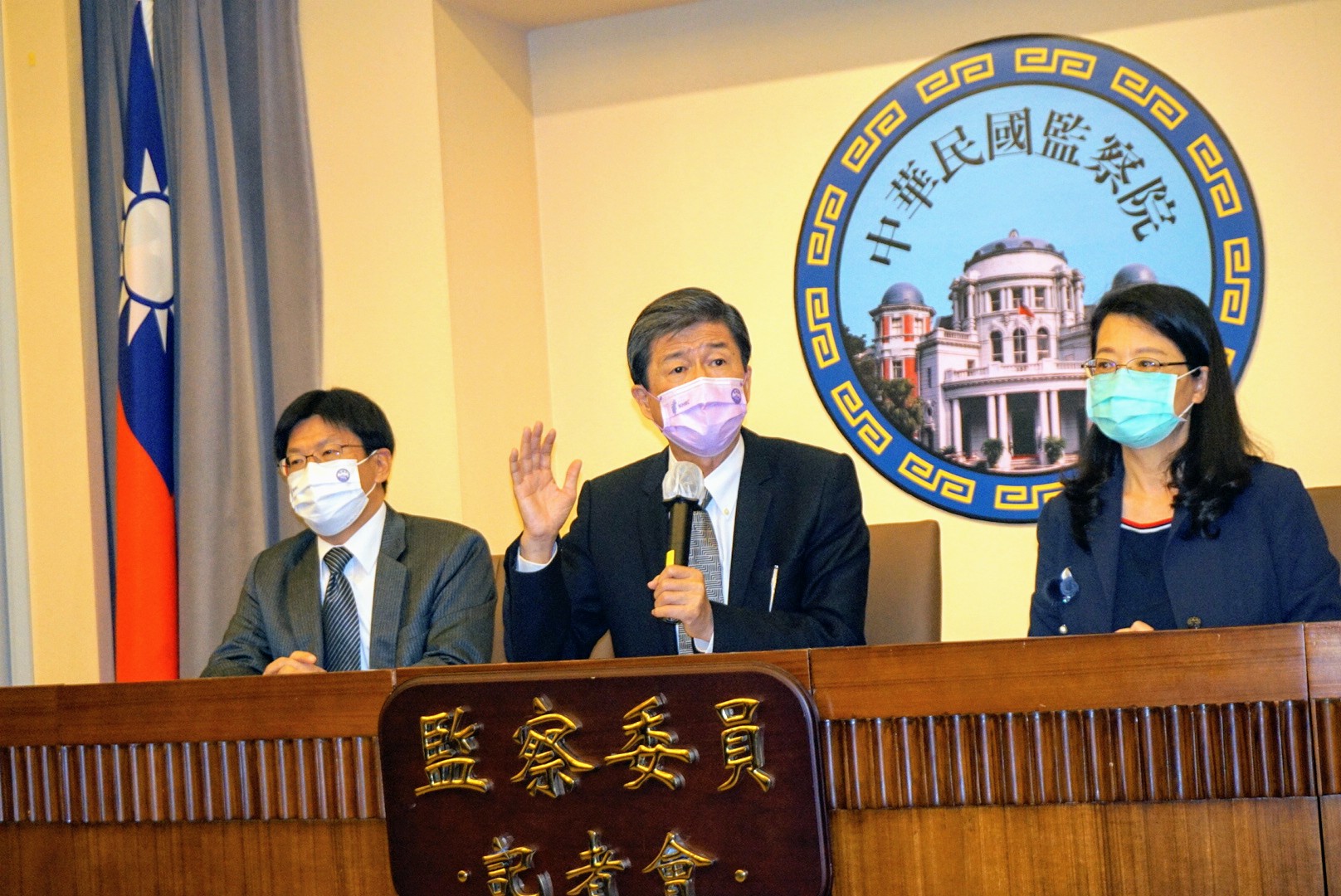 監察委員王美玉（右起）蔡崇義及高涌誠舉行記者會，回應司法院與法務部的石木欽案調查報告。