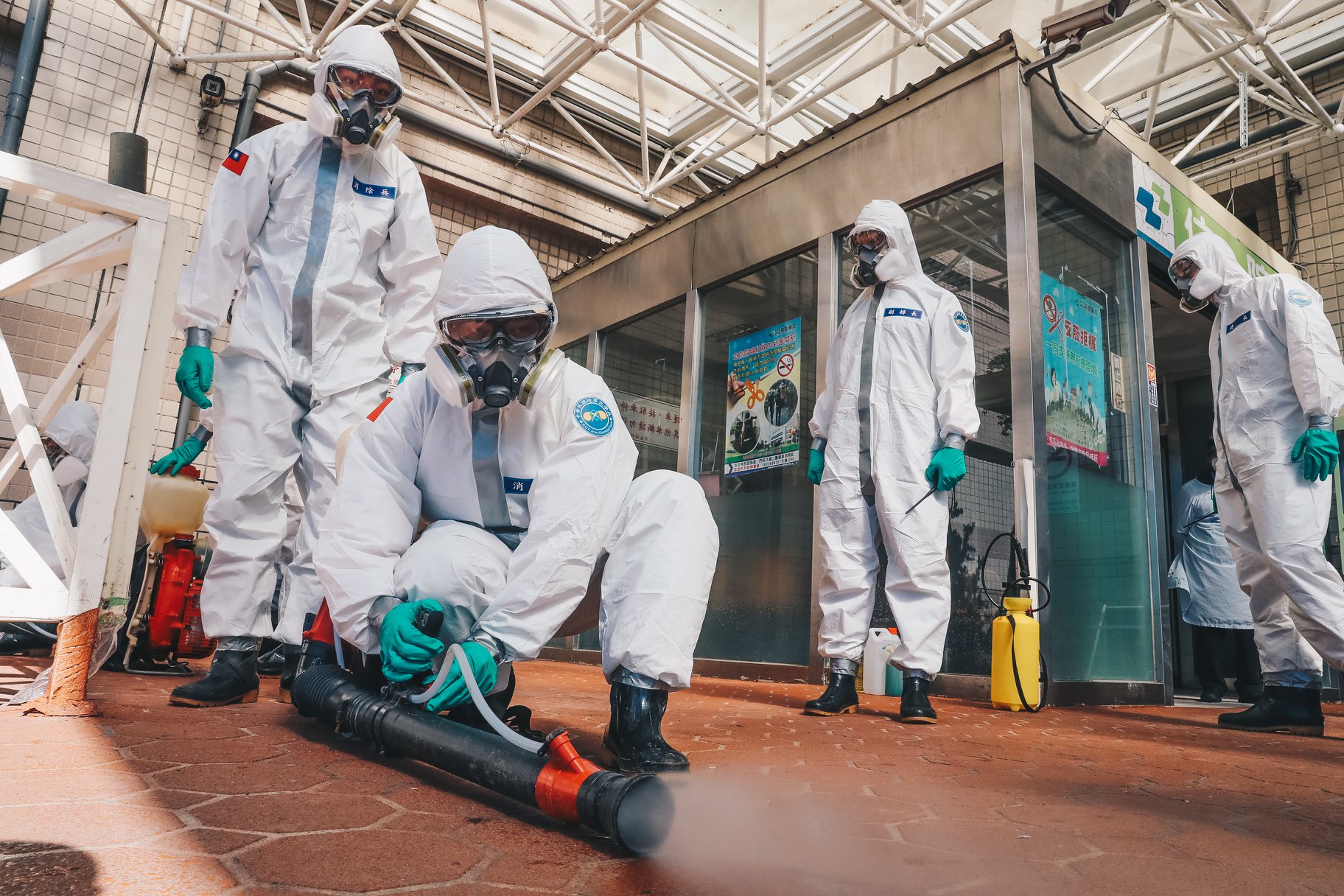 總統蔡英文昨在臉書上感謝化學兵挺進第一線進行消毒。（軍聞社提供）