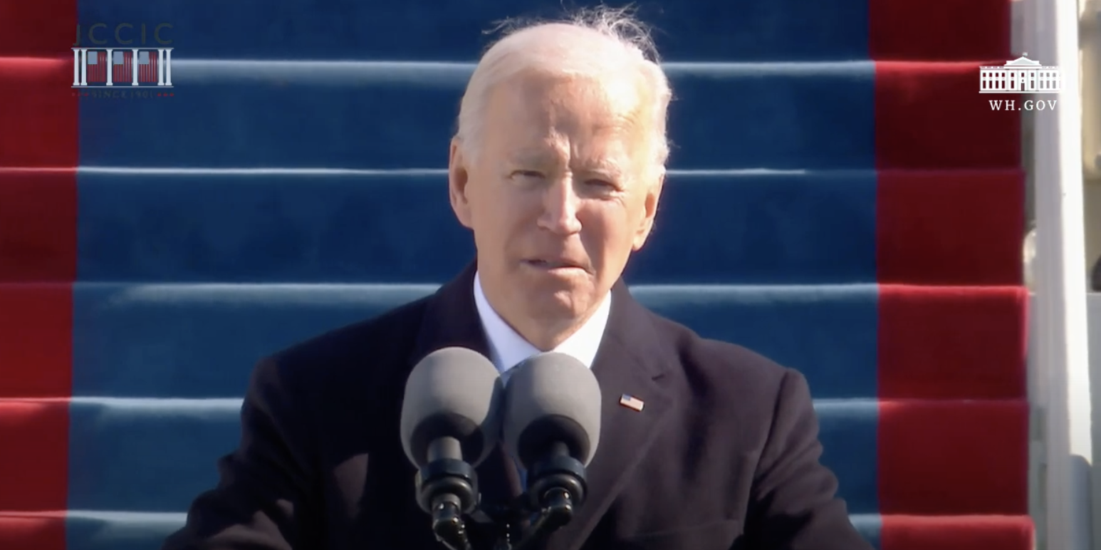 美國新任總統拜登與副總統賀錦麗於美東時間20日上午宣誓就職，拜登才上任數小時就簽下首份行政命令，包括重返《巴黎氣候協定》。（翻攝白宮YouTube）