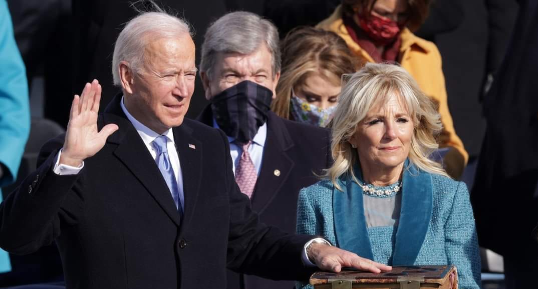 正式就職為美國總統的拜登，表示已收到川普「大器」的告別信。 （翻攝自《The Telegraph》YouTube）