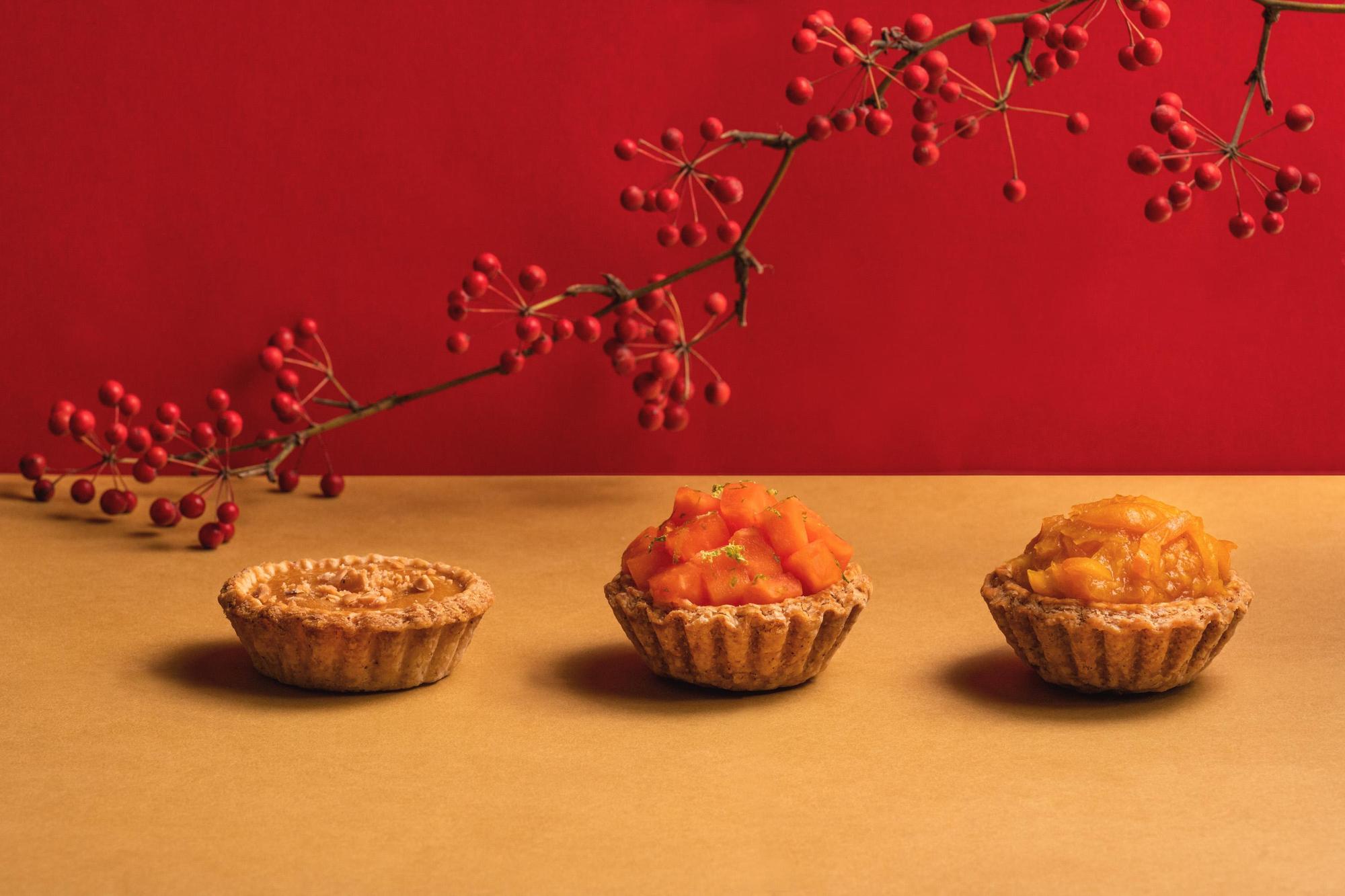 TART TAIPEI用台位打造出3款新口味陪饕客過新年。莓好花生（左起）、木瓜牛奶、富貴金玉。（TART TAIPEI提供）