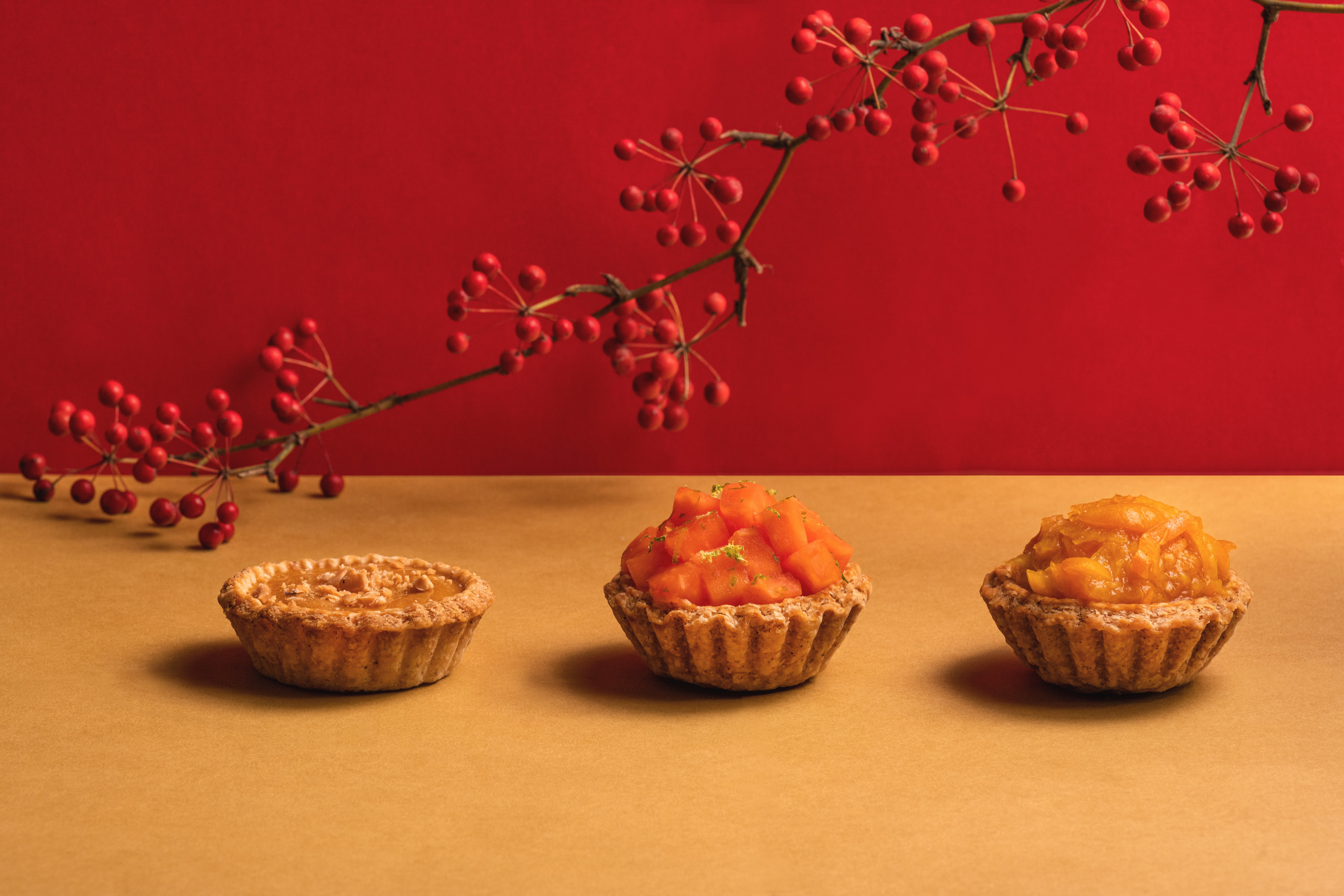 TART TAIPEI用台位打造出3款新口味陪饕客過新年。莓好花生（左起）、木瓜牛奶、富貴金玉。（TART TAIPEI提供）