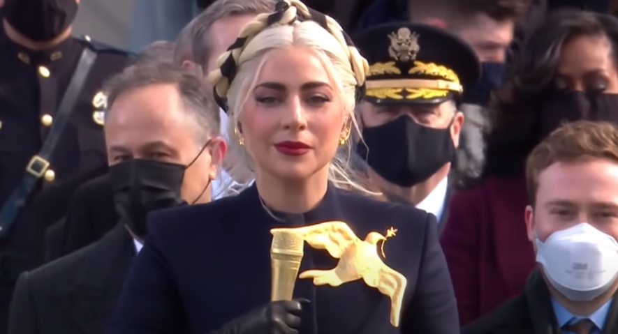 女神卡卡於拜登就職典禮高唱美國國歌。（翻攝自Today YouTube頻道）