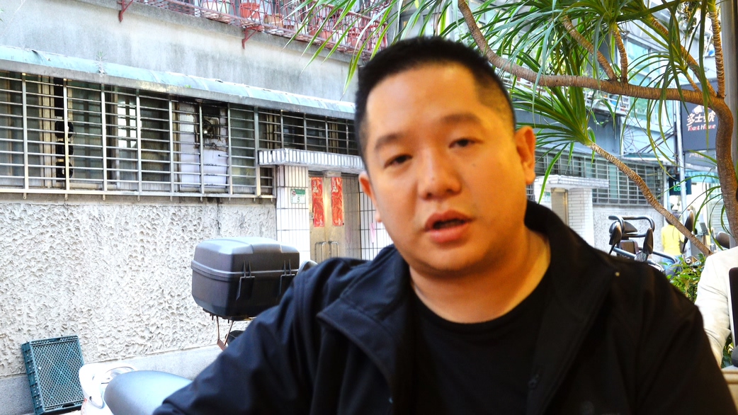 余鎧丞出面否認姊妹指控，稱爸爸病倒後全由他照顧，是姊妹好吃懶做想爭產才會鬧家變。