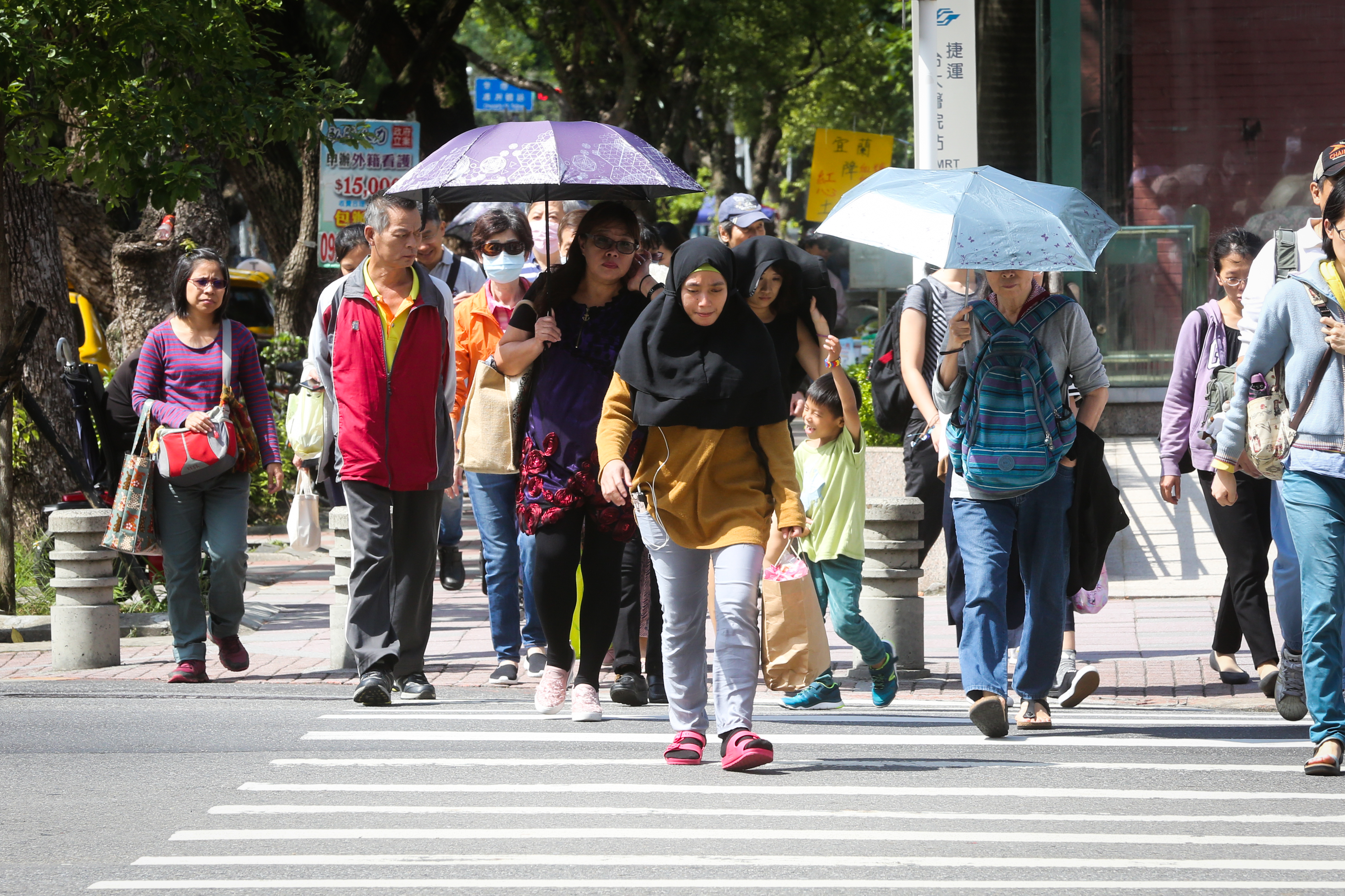 今日氣溫持續回暖，白天起北部高溫上看28度、中部及南部更可達30度左右，不過得留意日夜溫差較大。（本刊資料照）