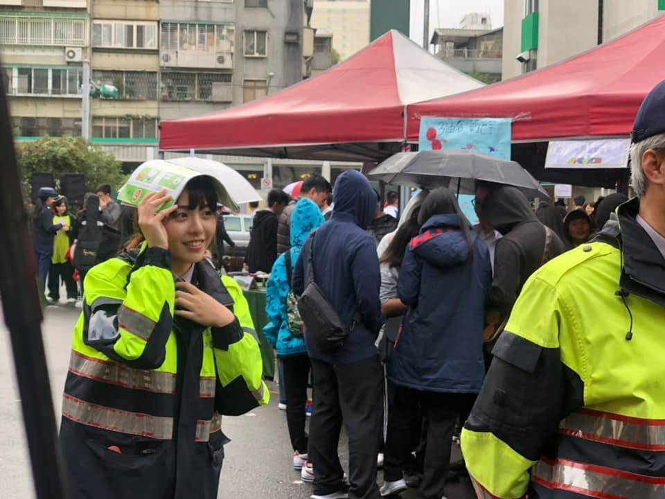 正美女警外型亮麗,甜美外表引發網友暴動。(翻攝自新.路上觀察學院臉書)