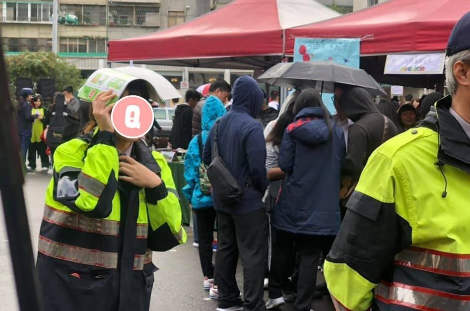 正美女警外型亮麗,引起關注。(翻攝自新.路上觀察學院臉書)