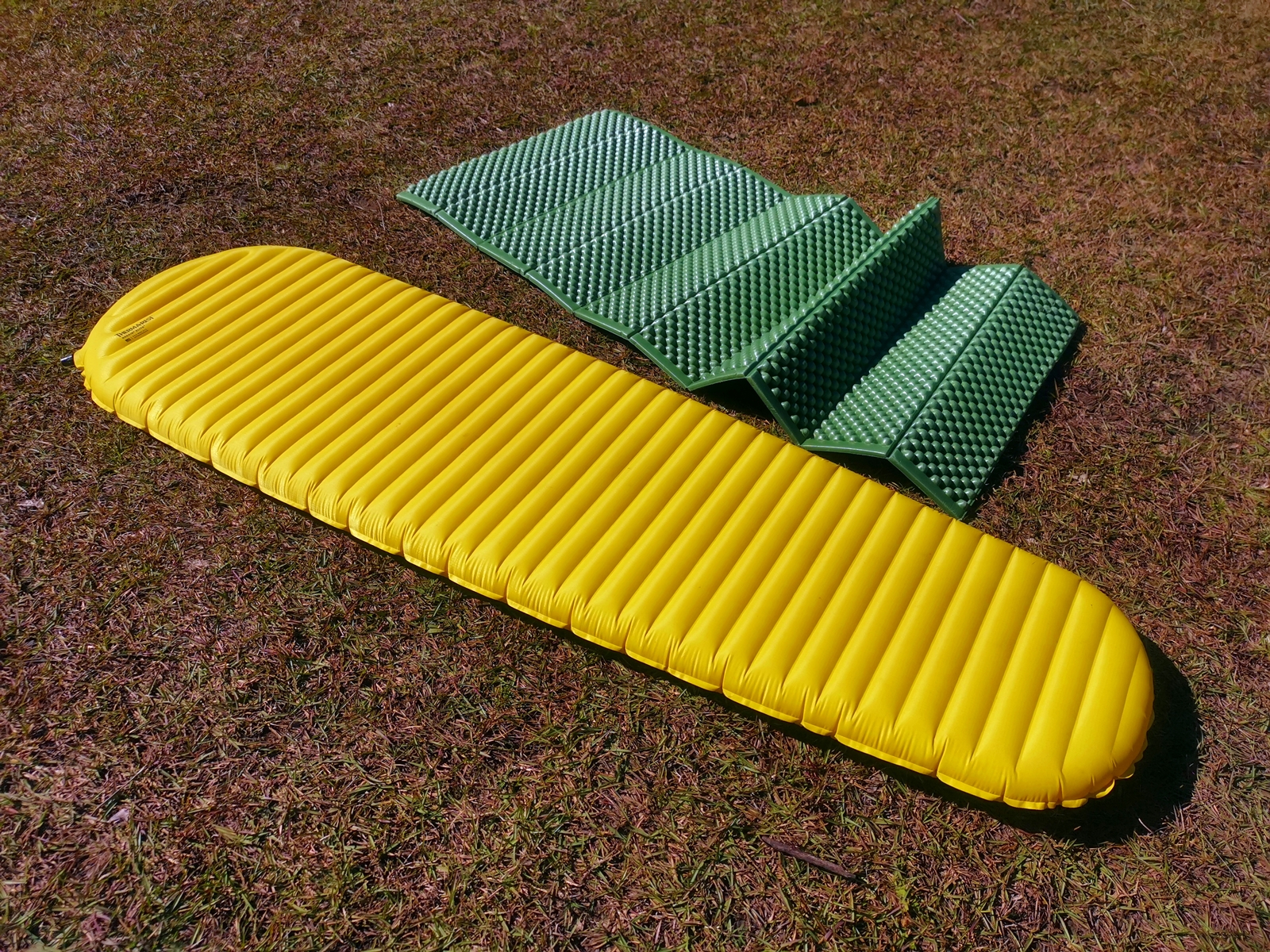 目前流行的睡墊以手動充氣及蛋殼式睡墊為主。