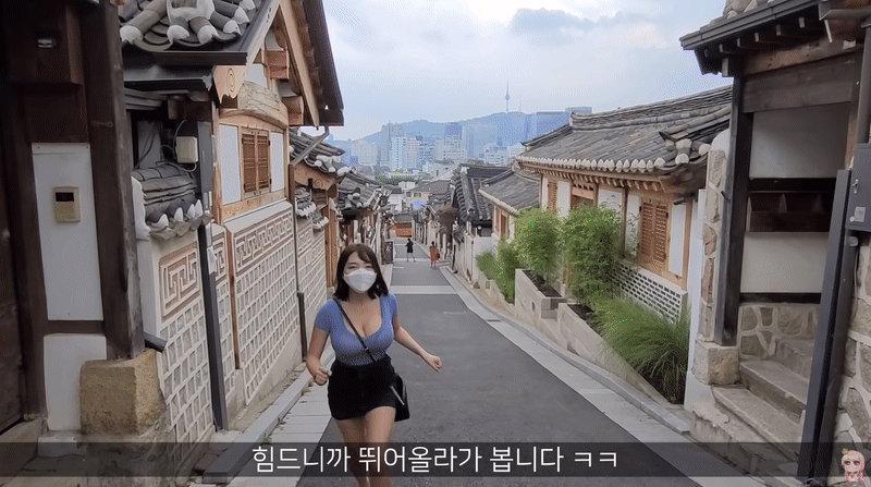 南韓網紅超介紹旅遊,豐滿長輩晃到網友暴動。(翻攝自Velvet YouTuber)