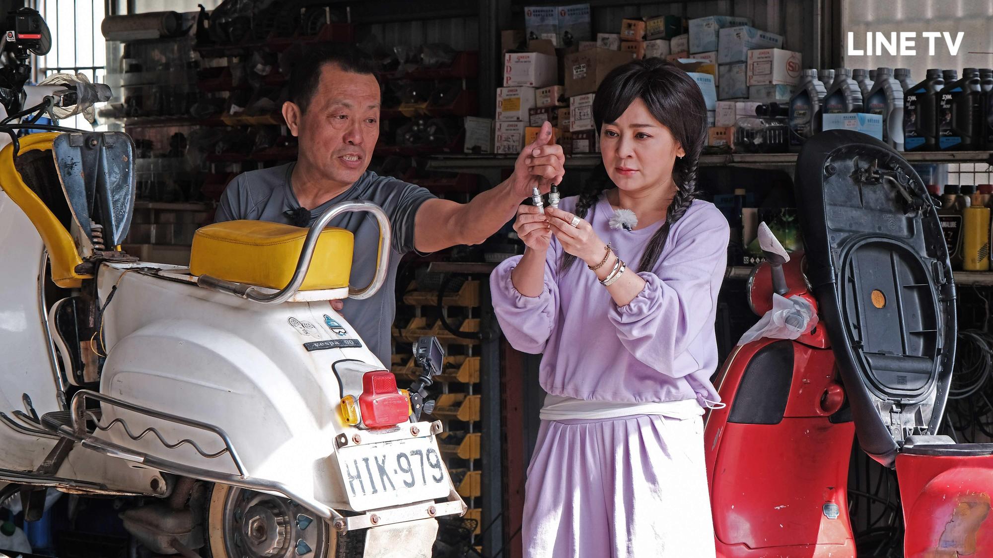 《今天誰來店》王彩樺(右)為老闆打造復古造型。(LINE TV提供)
