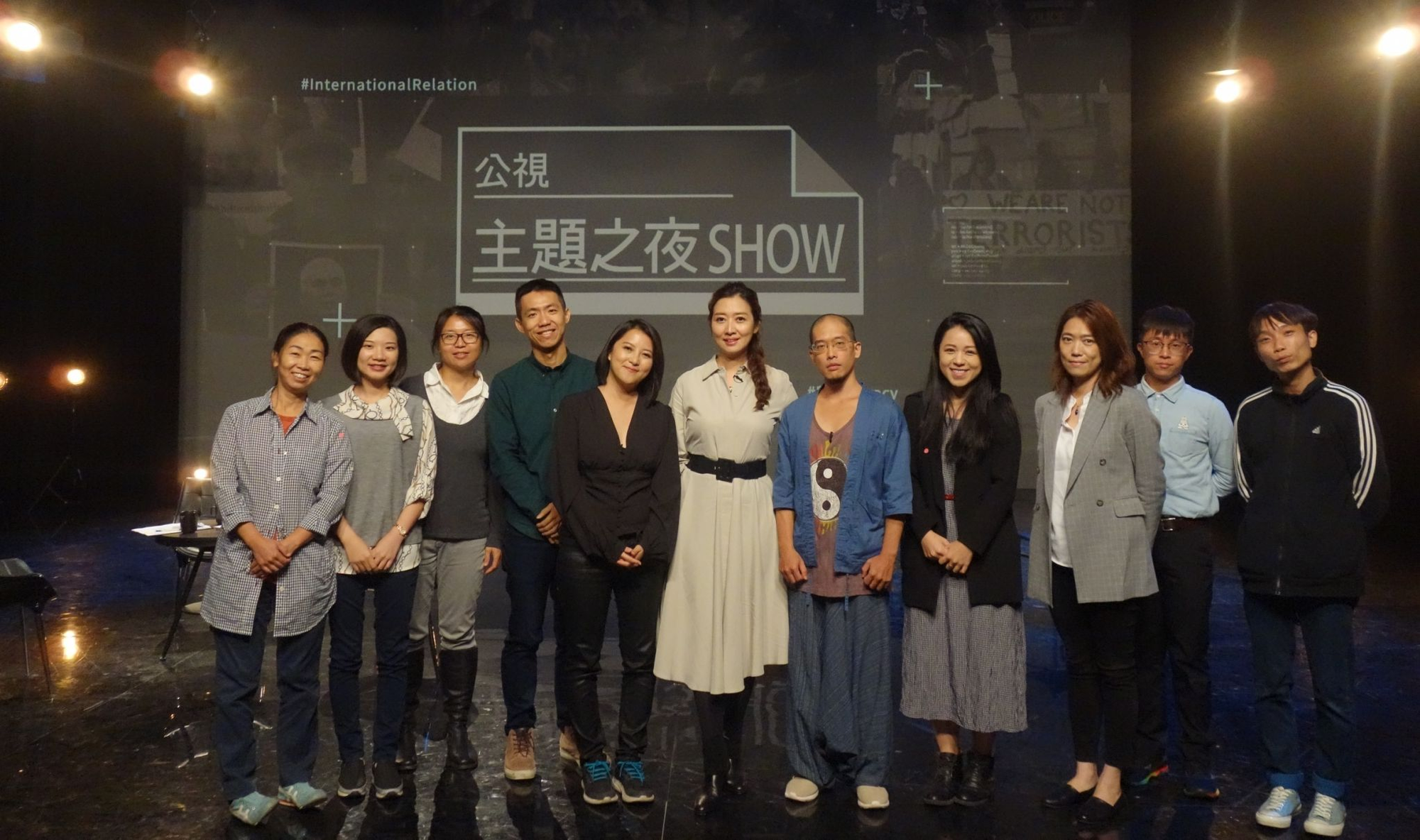 《公視主題之夜SHOW》映後論壇邀請精神科醫生鄧惠文(中)、BDSM皮繩愉虐倡議者十夜(左5),及開放式關係實踐者小光(右5),與8位公民談「性」的觀察與體認。(公視提供)