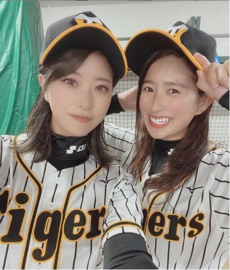 效力於「阪神虎Women」的高塚南海(左),日前開心分享新球衣的照片。(翻攝自高塚南海IG)
