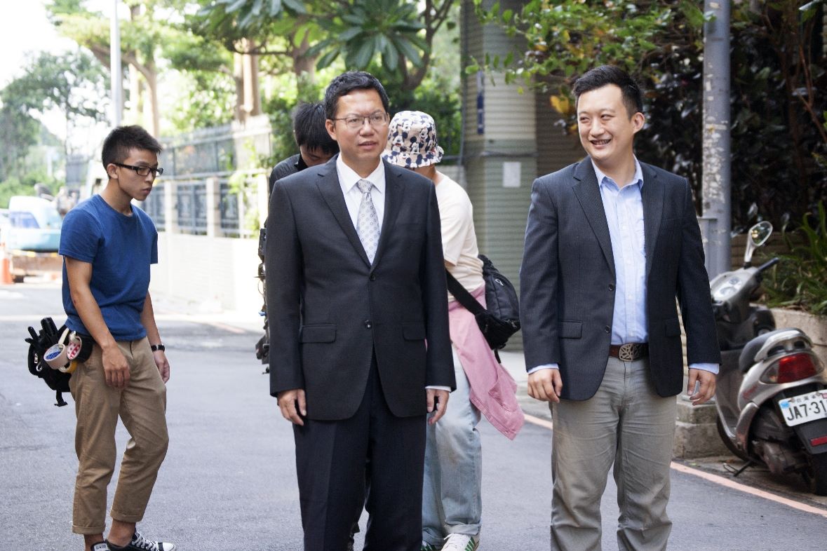 因桃園爆出群聚感染，由澎湖縣開第一槍祭出避桃禁令，桃市政府祕書處長顏子傑（右）發文轟澎湖縣長「落井下石」。（翻攝自顏子傑臉書）