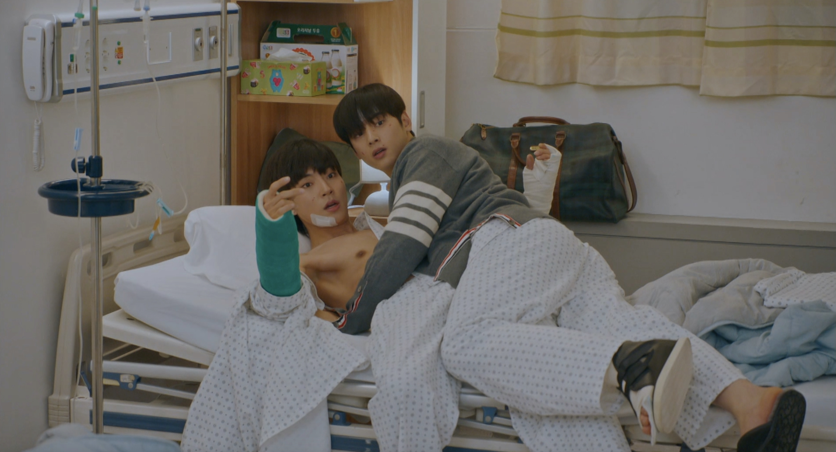 車銀優（右）和黃仁燁在《女神降臨》上演床咚戲碼，笑壞大批觀眾。（friDay影音提供）