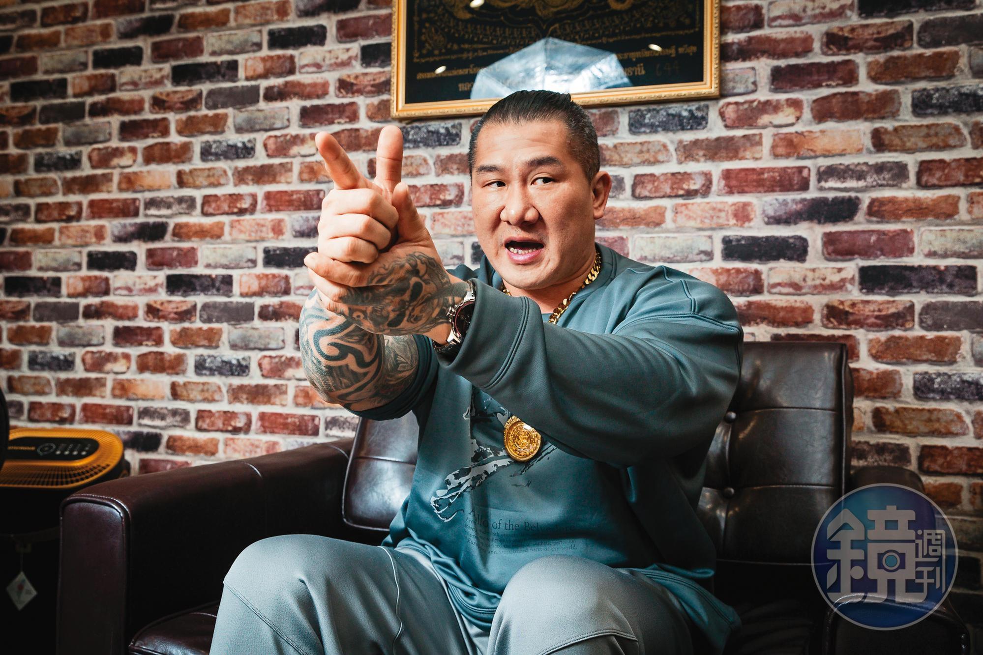 去年八月陳之漢被人近距離開三槍,擊中手部與雙腿,至今走路仍受影響。